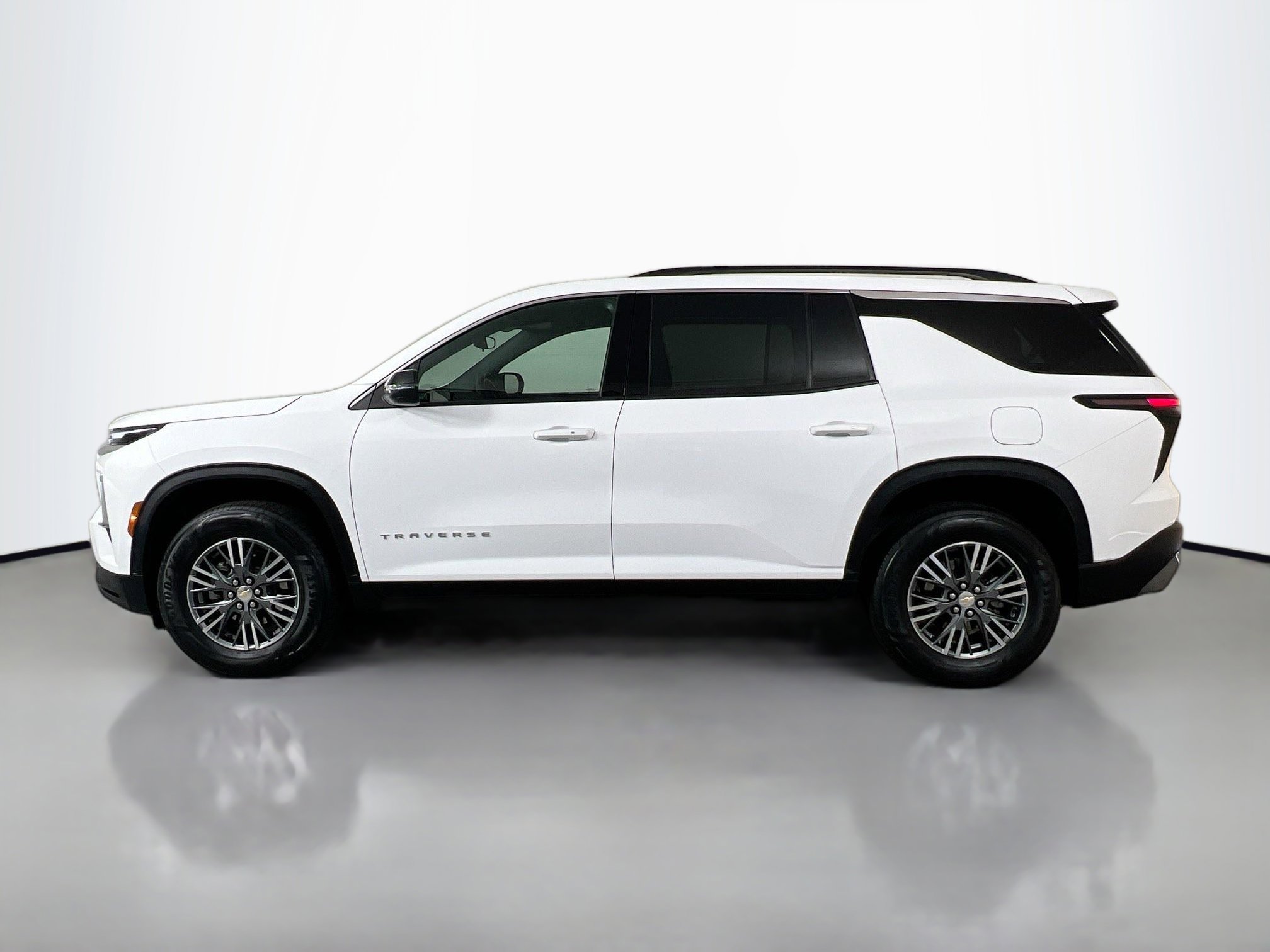 2025 Chevrolet Traverse photo 2