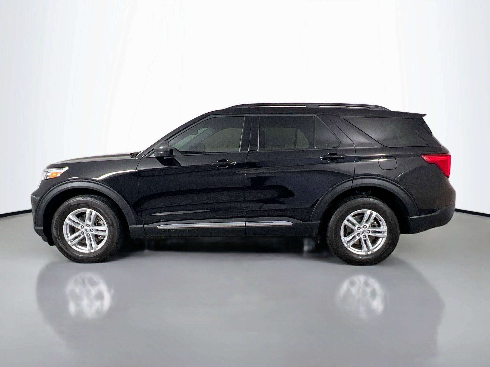 2023 Ford Explorer XLT photo 3