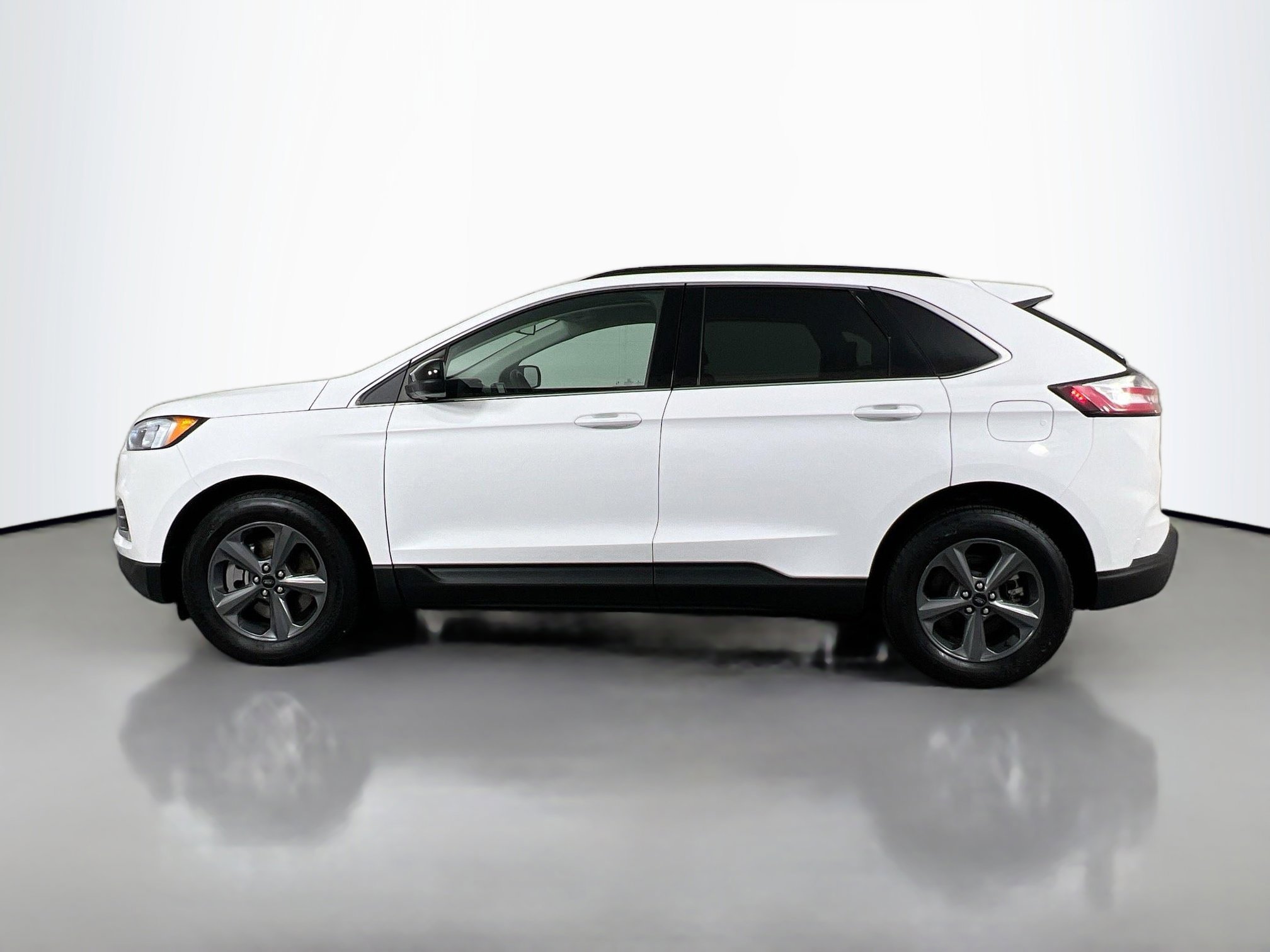2022 Ford Edge SEL photo 2