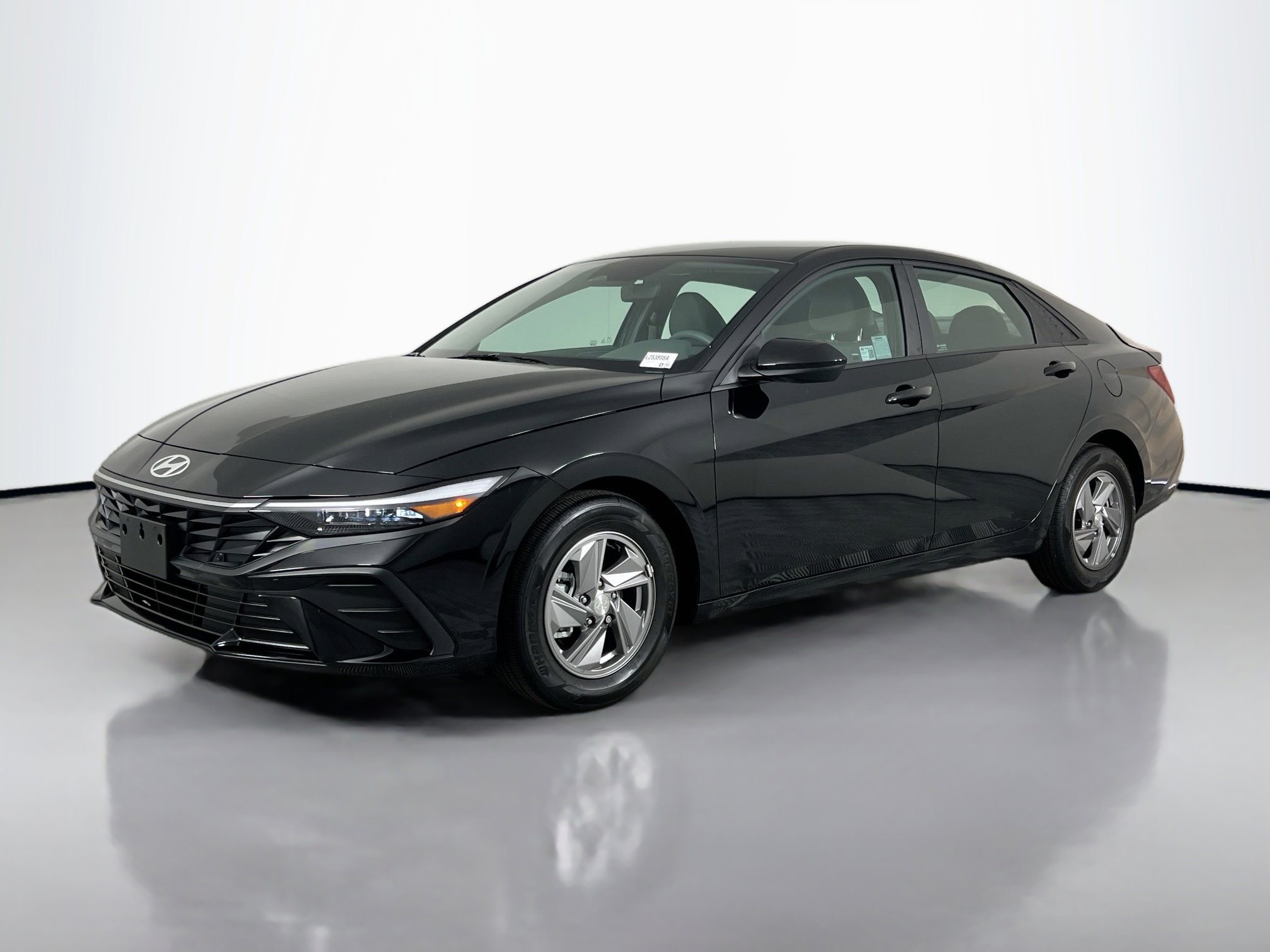 2025 Hyundai Elantra SE photo 2