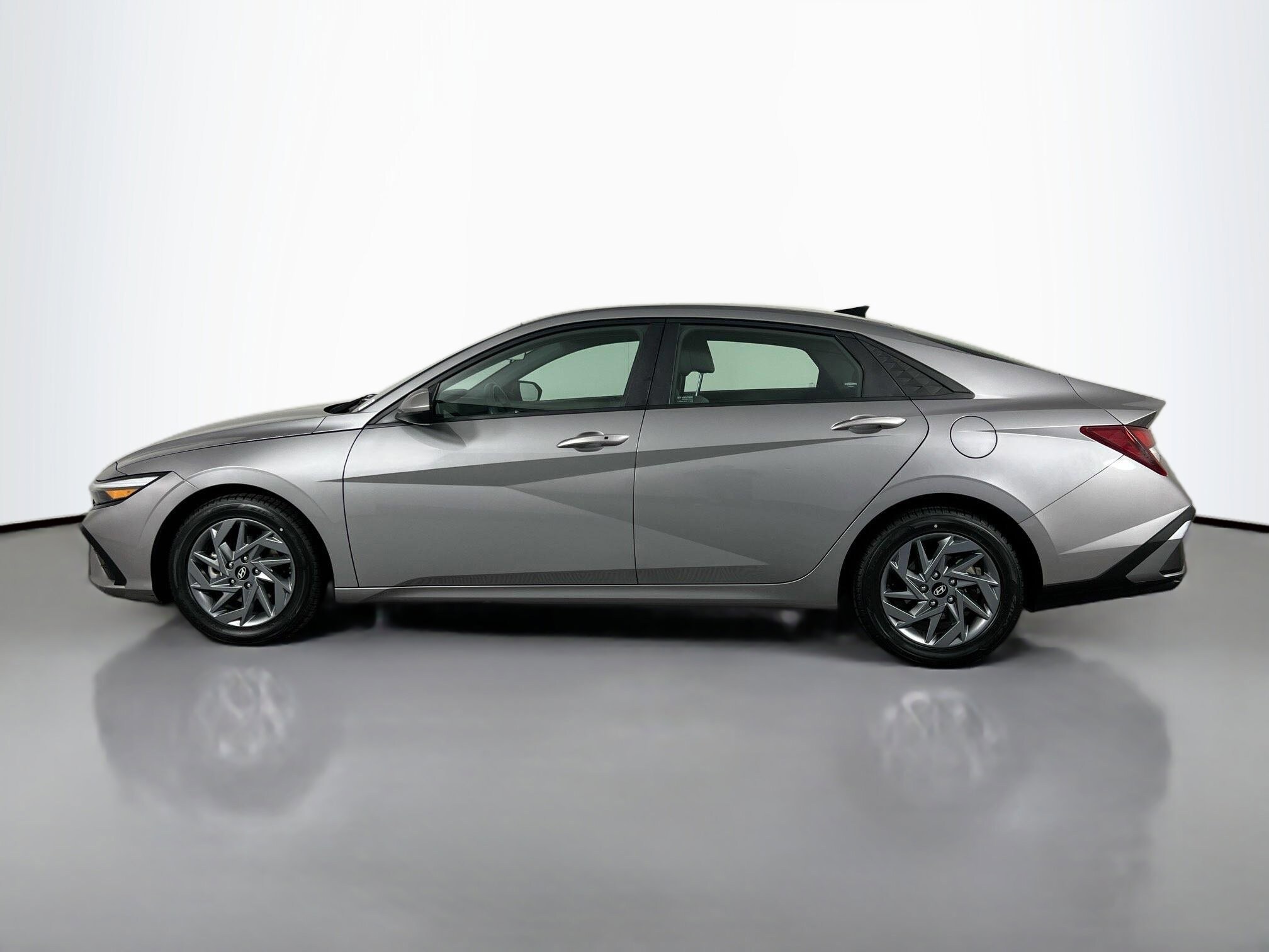 2024 Hyundai Elantra SEL photo 2