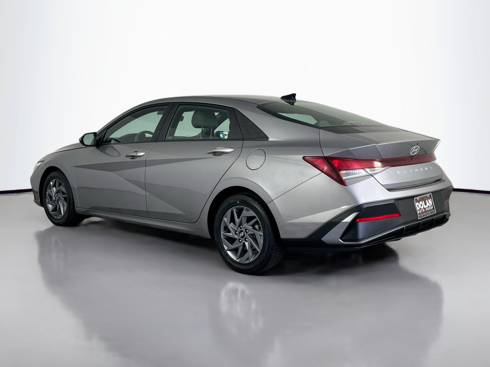 2024 Hyundai Elantra SEL photo 3