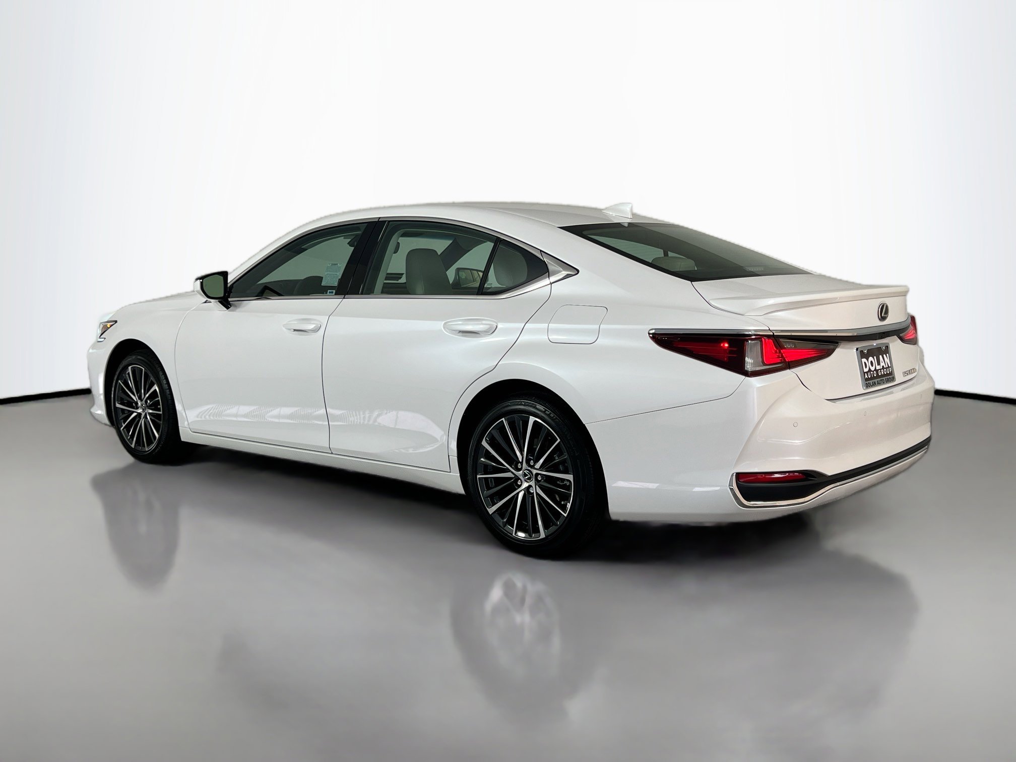 2025 Lexus ES 300h photo 4