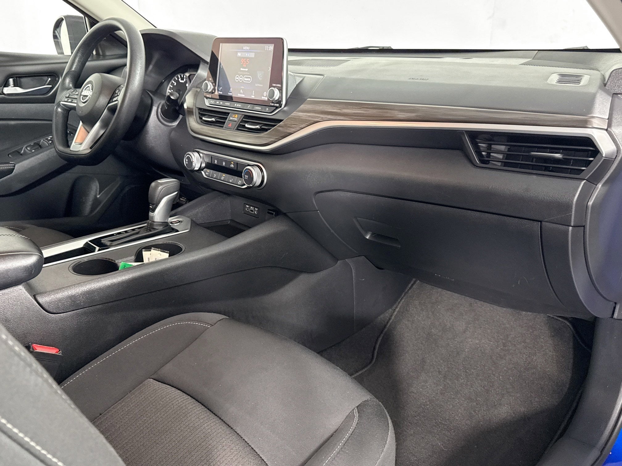 2025 Nissan Altima SV - Photo 24