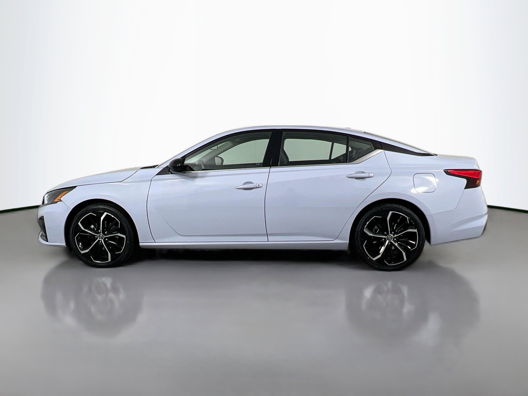 2023 Nissan Altima 2.5 SR photo 3