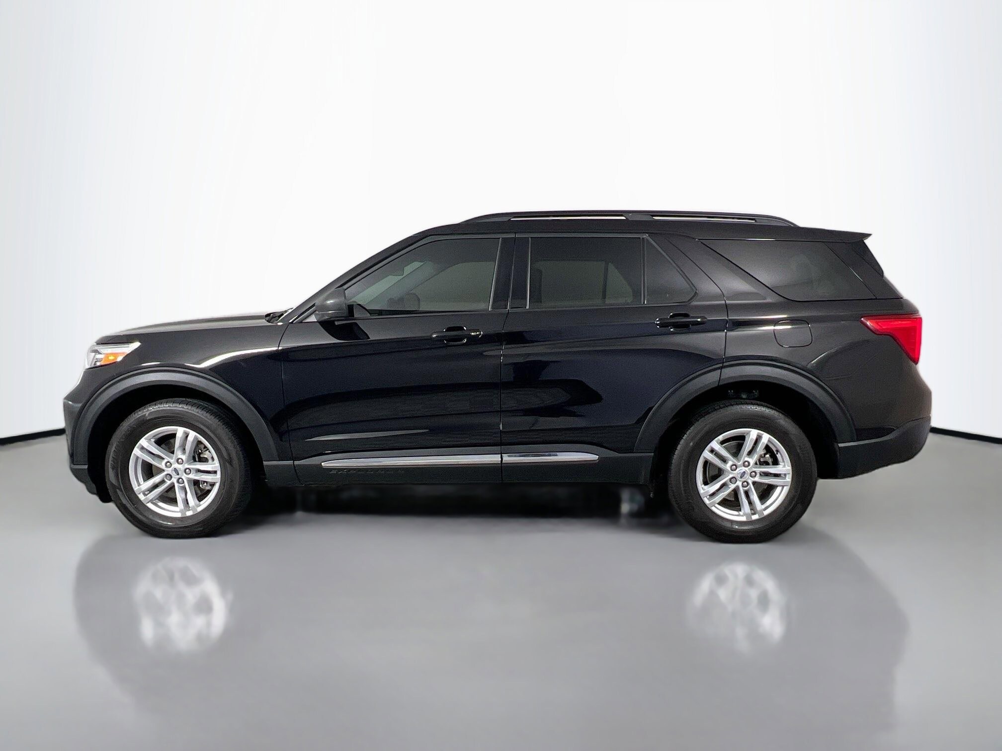 2023 Ford Explorer XLT photo 2