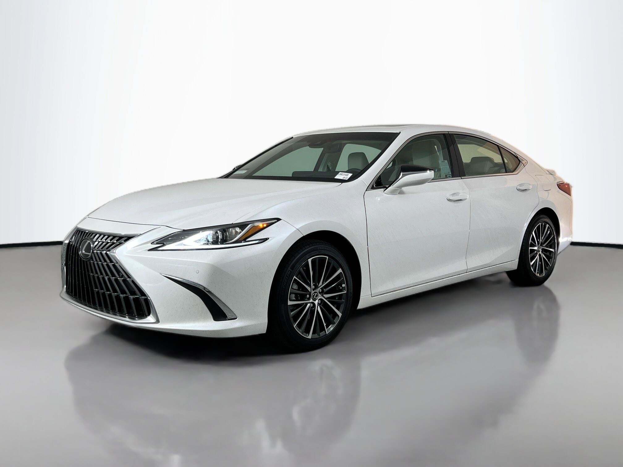 2025 Lexus ES 300h photo 2