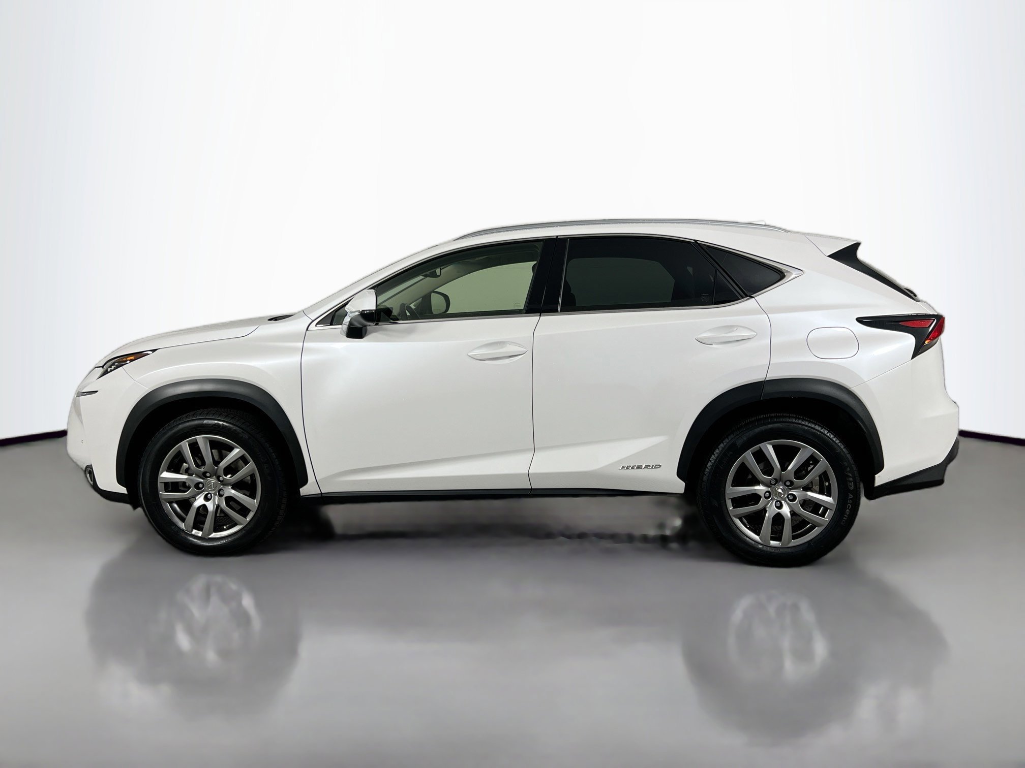 2016 Lexus NX 300h Luxury photo 3