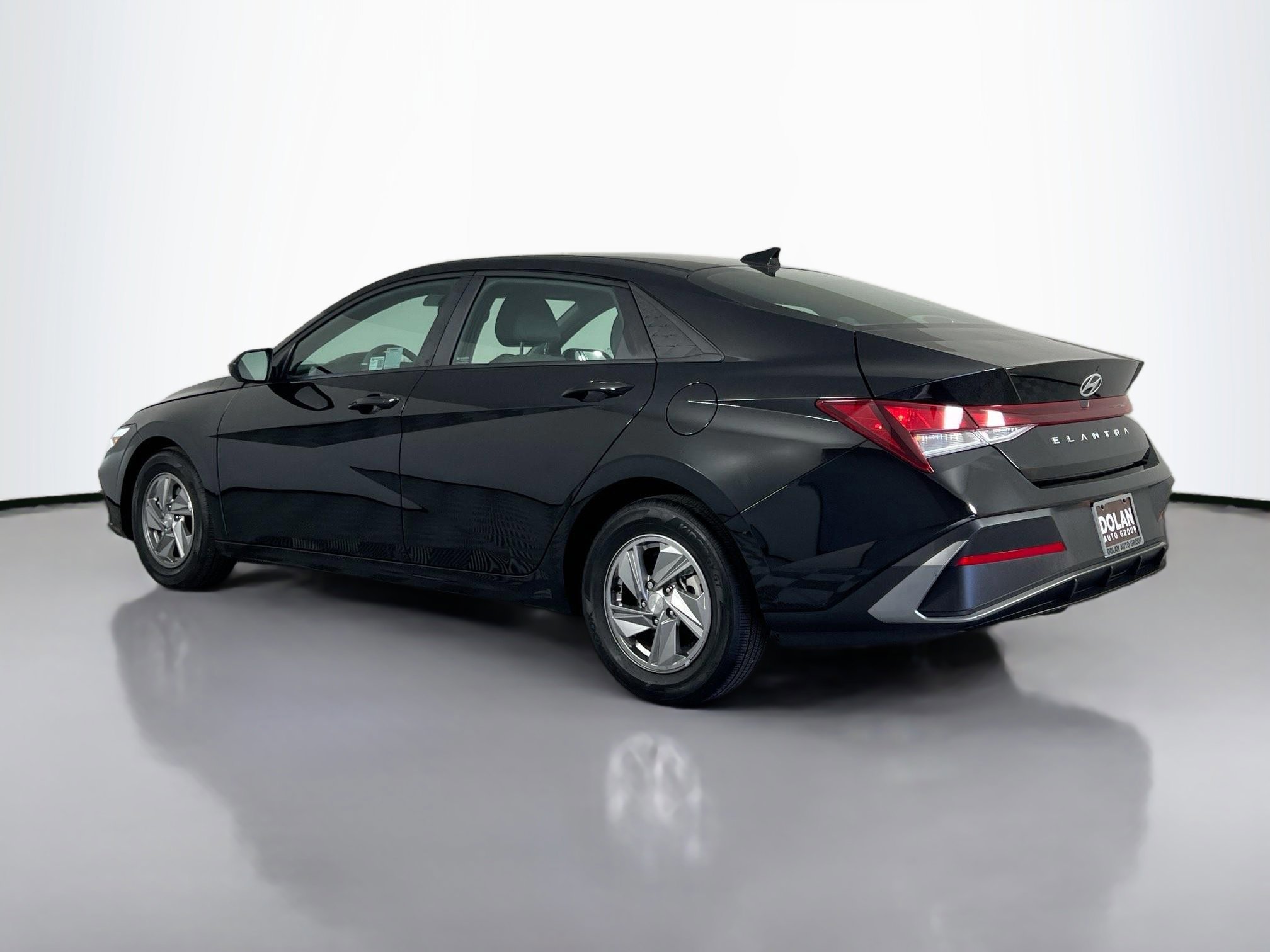 2025 Hyundai Elantra SE photo 3