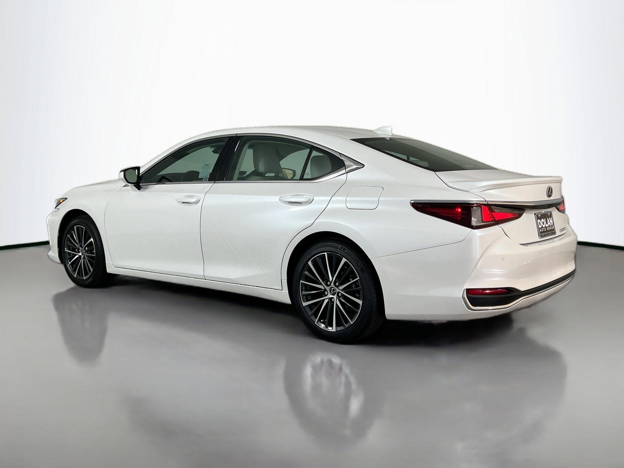 2025 Lexus ES 300h photo 3