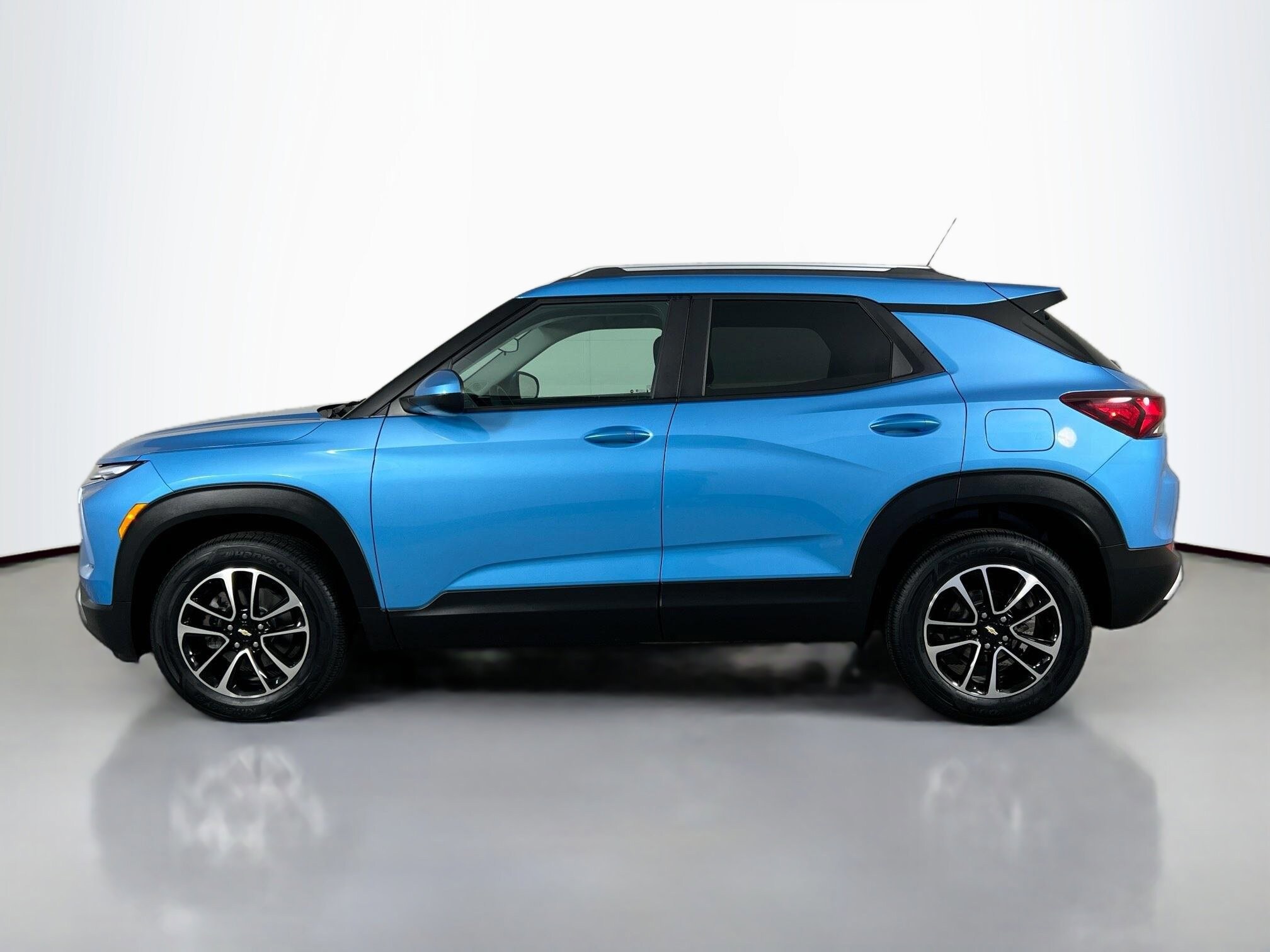 2025 Chevrolet Trailblazer LT photo 2