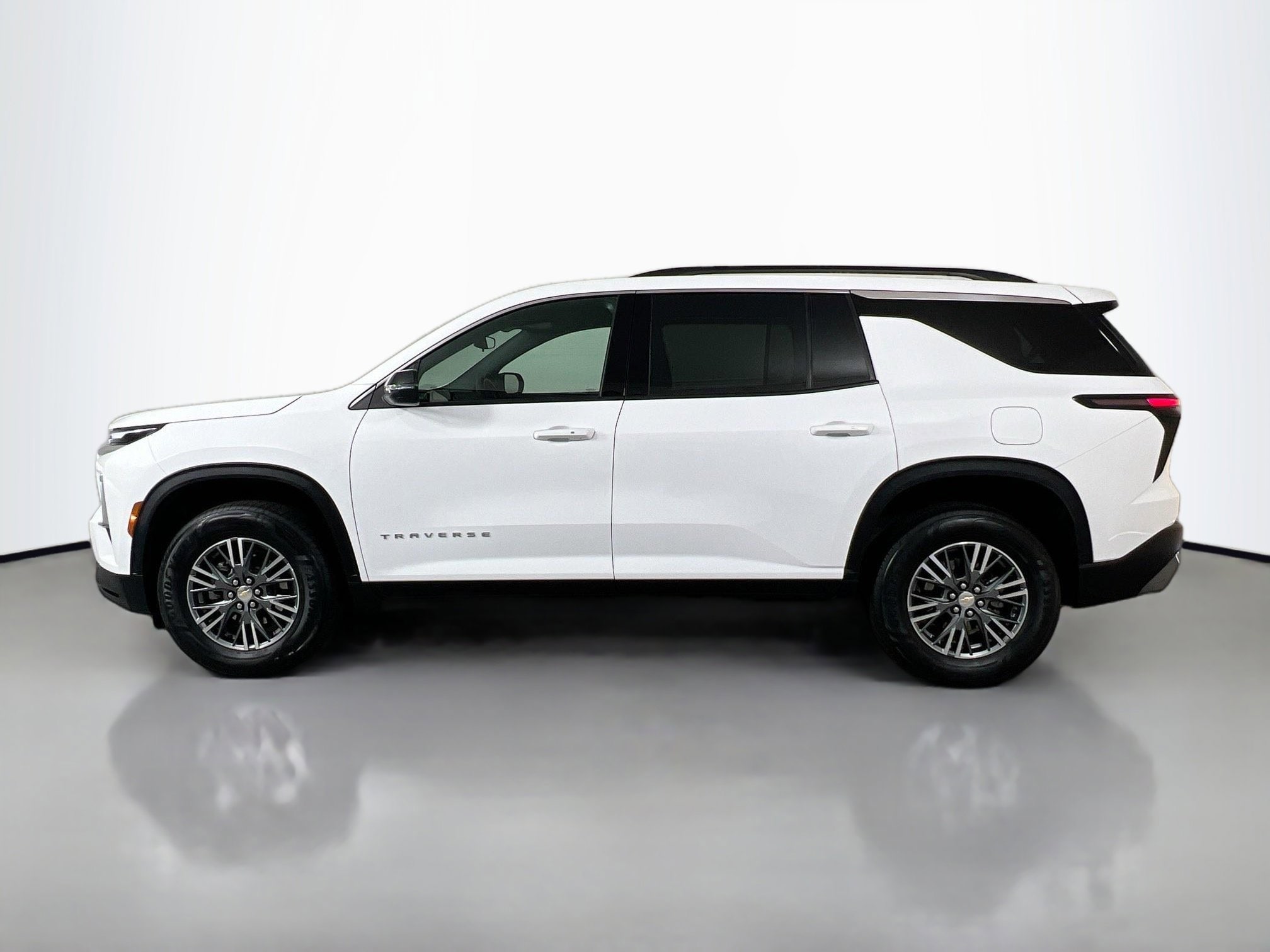 2025 Chevrolet Traverse photo 2