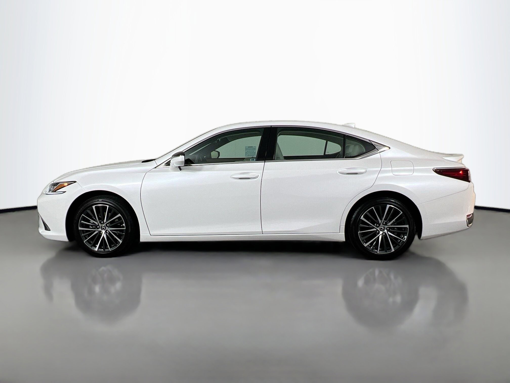 2025 Lexus ES 300h photo 3