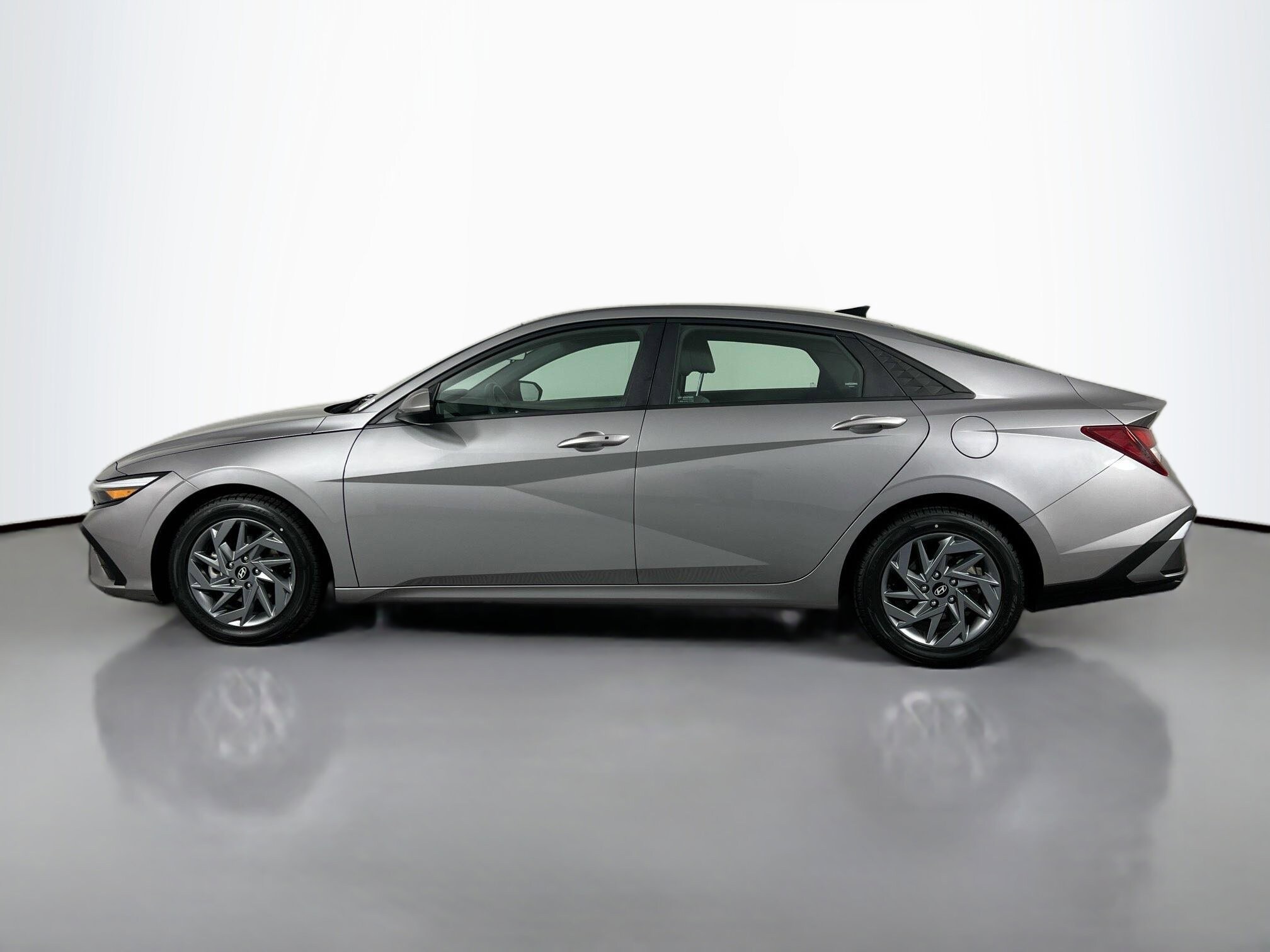 2024 Hyundai Elantra SEL photo 3