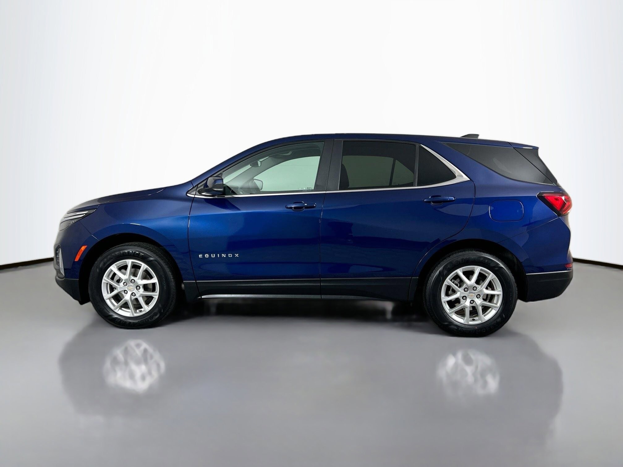 2023 Chevrolet Equinox LT photo 2