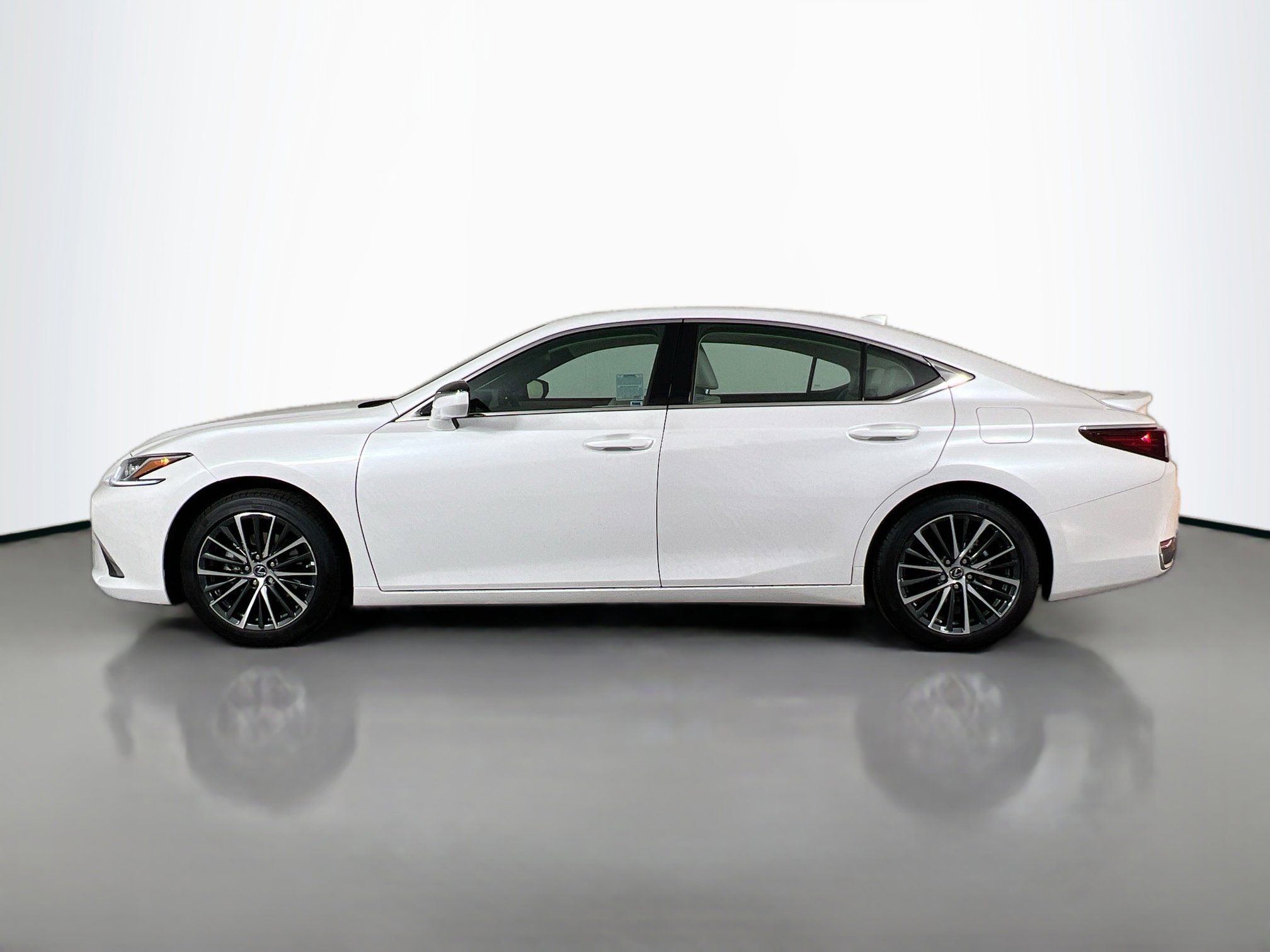 2025 Lexus ES 300h photo 3