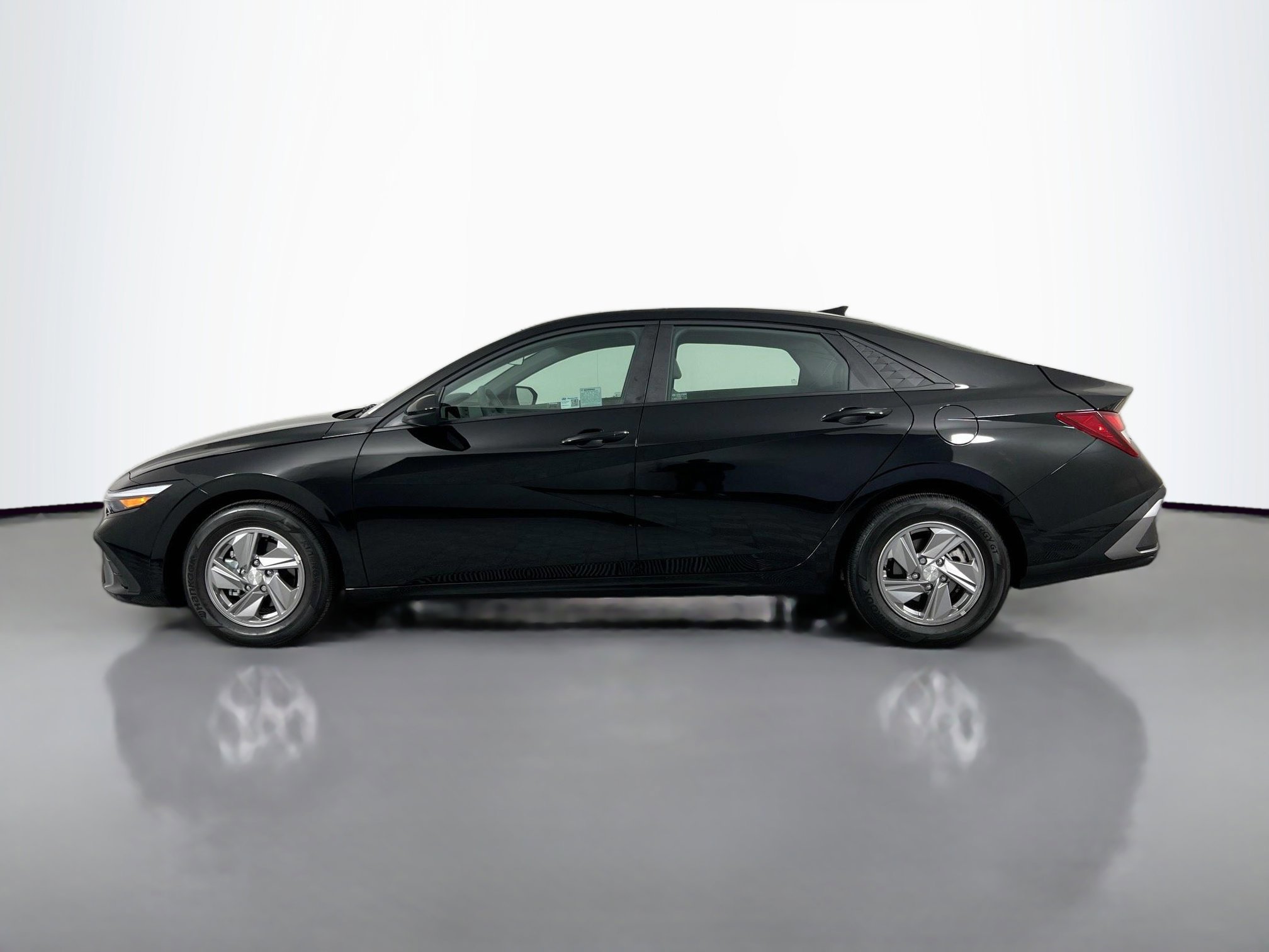 2025 Hyundai Elantra SE photo 2