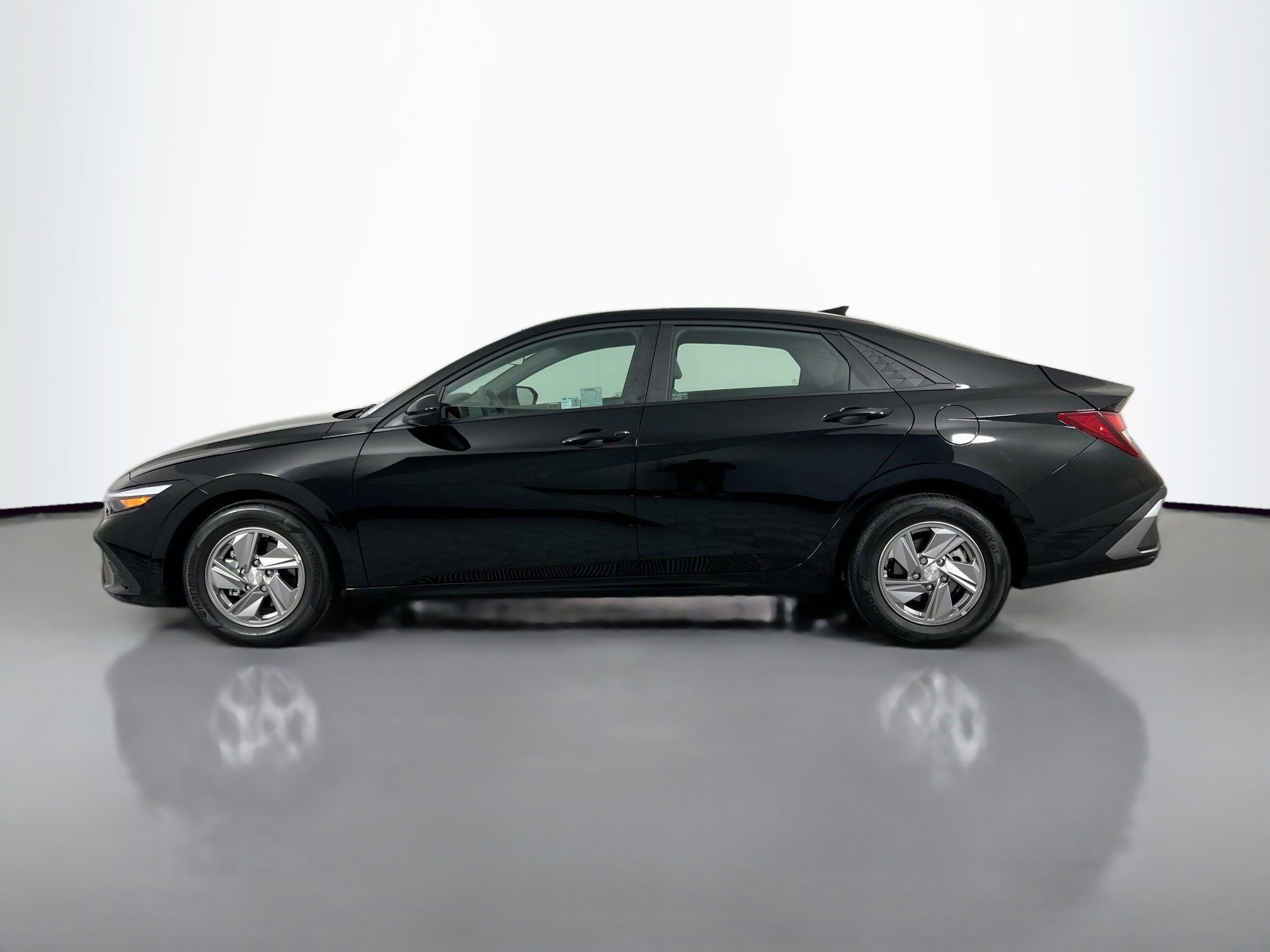 2025 Hyundai Elantra SE photo 3