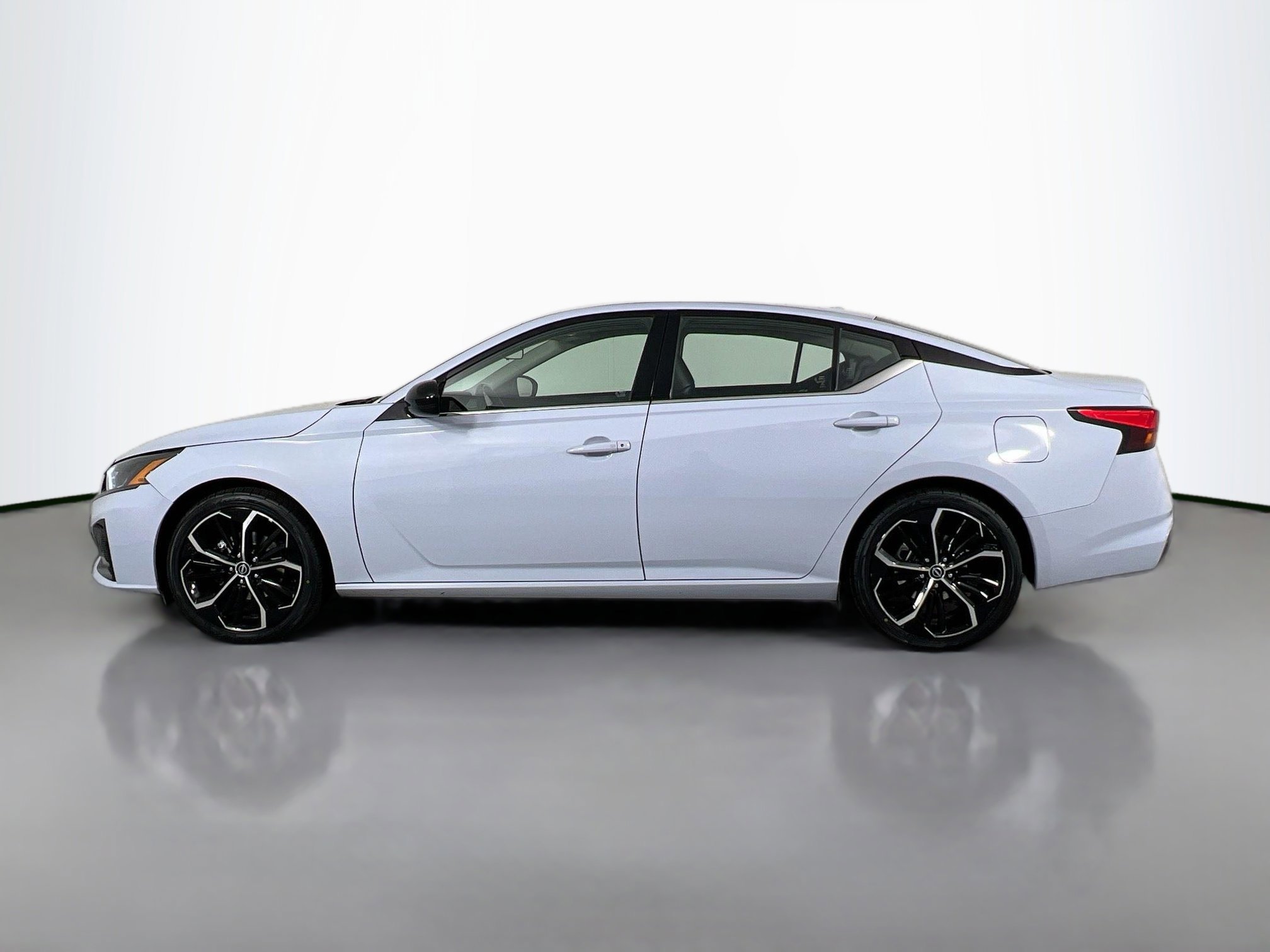 2023 Nissan Altima 2.5 SR photo 2