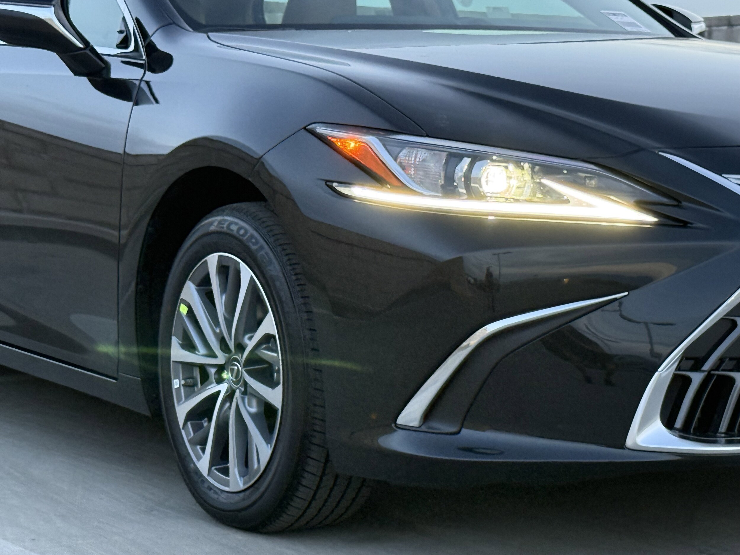 2025 Lexus ES 350 photo 4