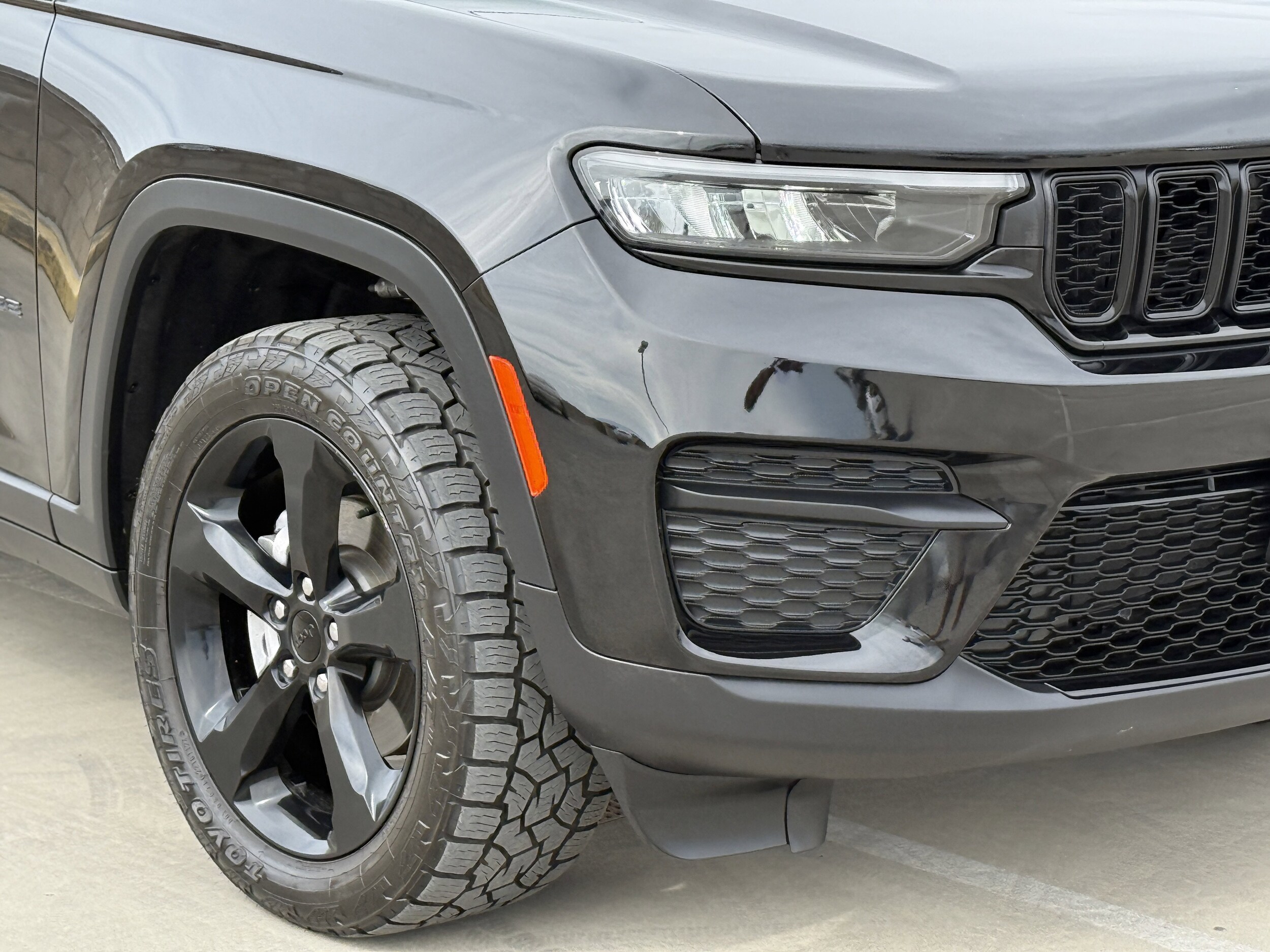 2023 Jeep Grand Cherokee Laredo photo 4