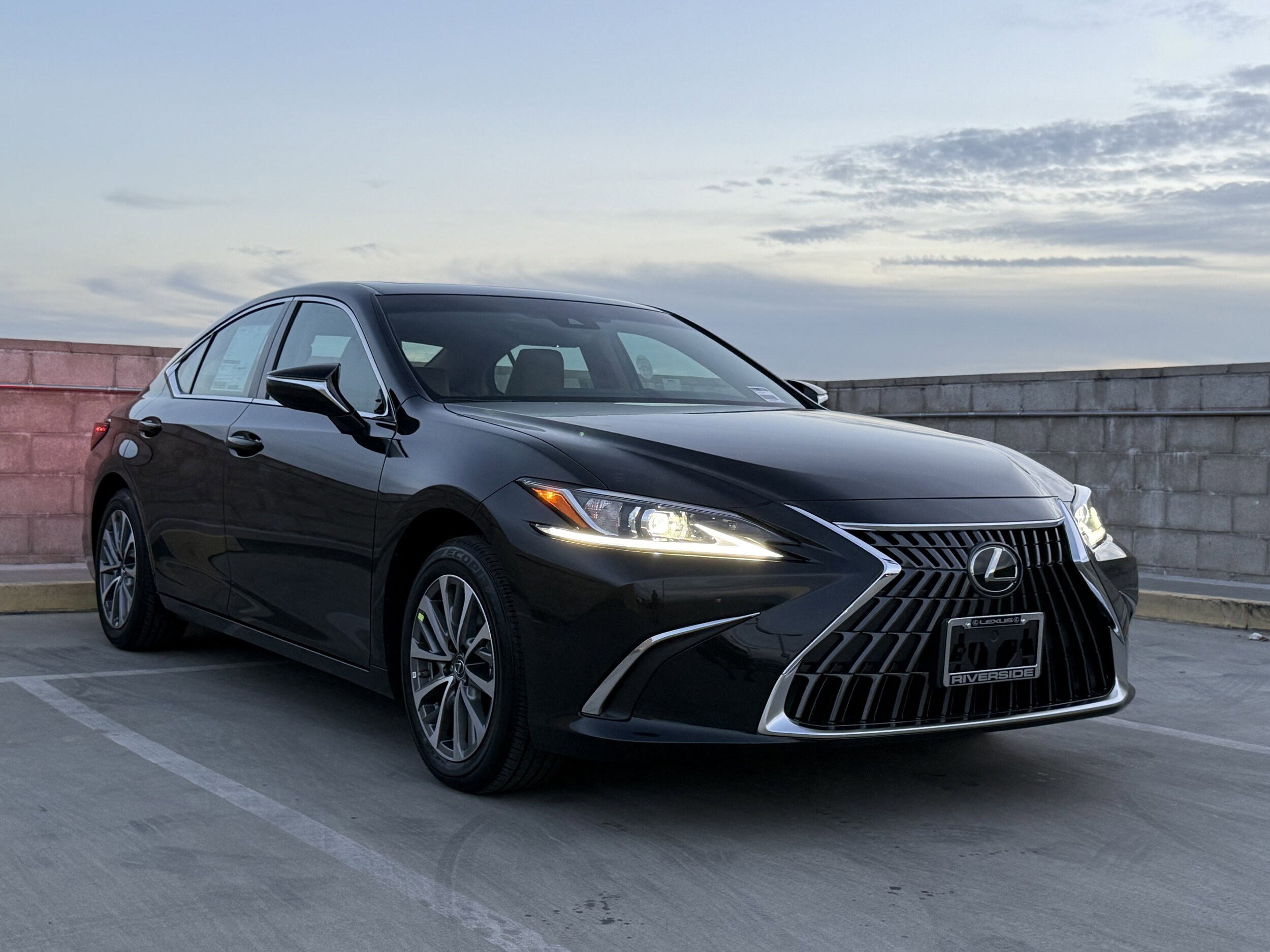 2025 Lexus ES 350 photo 2