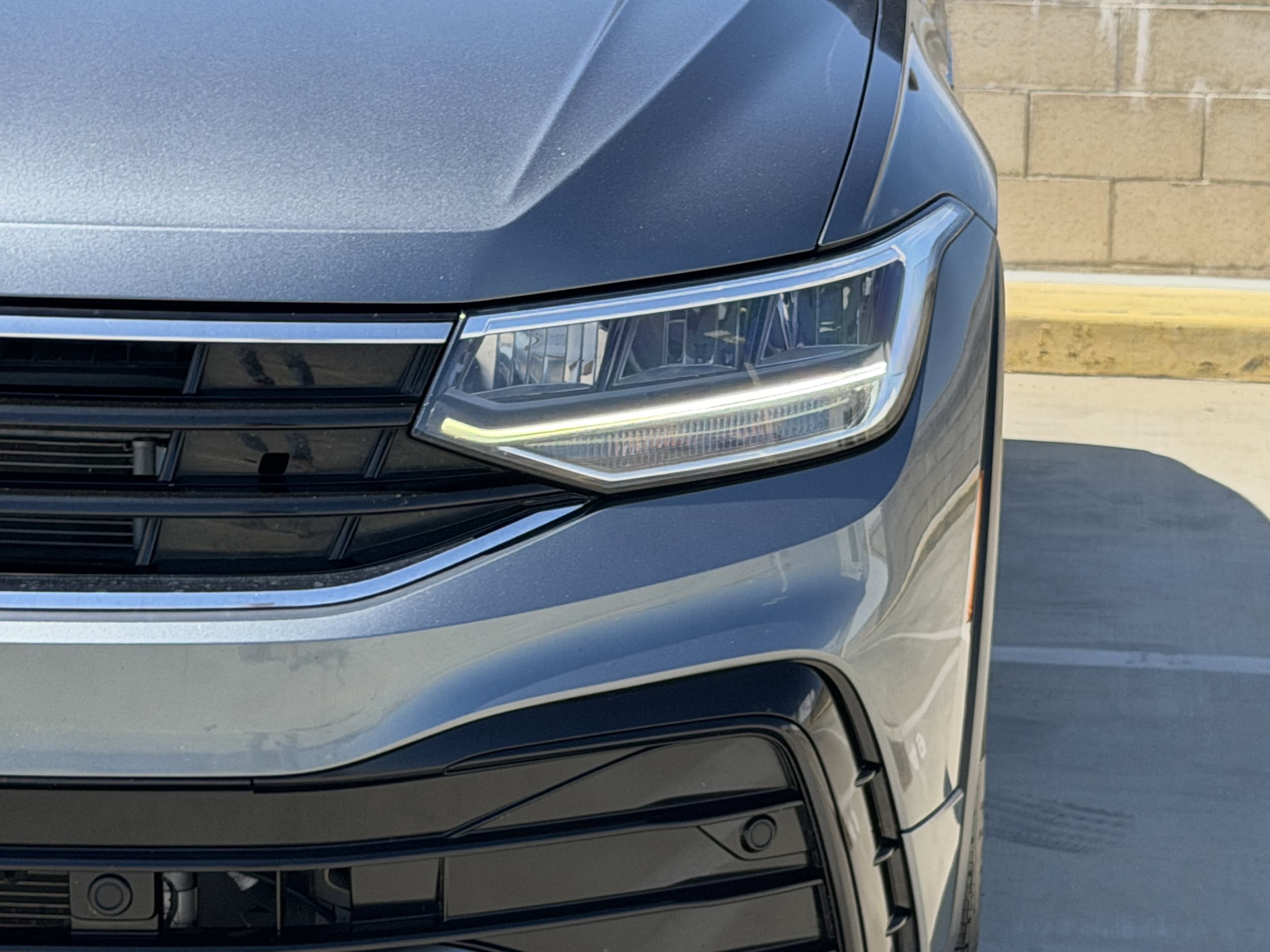 2023 Volkswagen Tiguan 2.0T SE R-Line Black photo 6