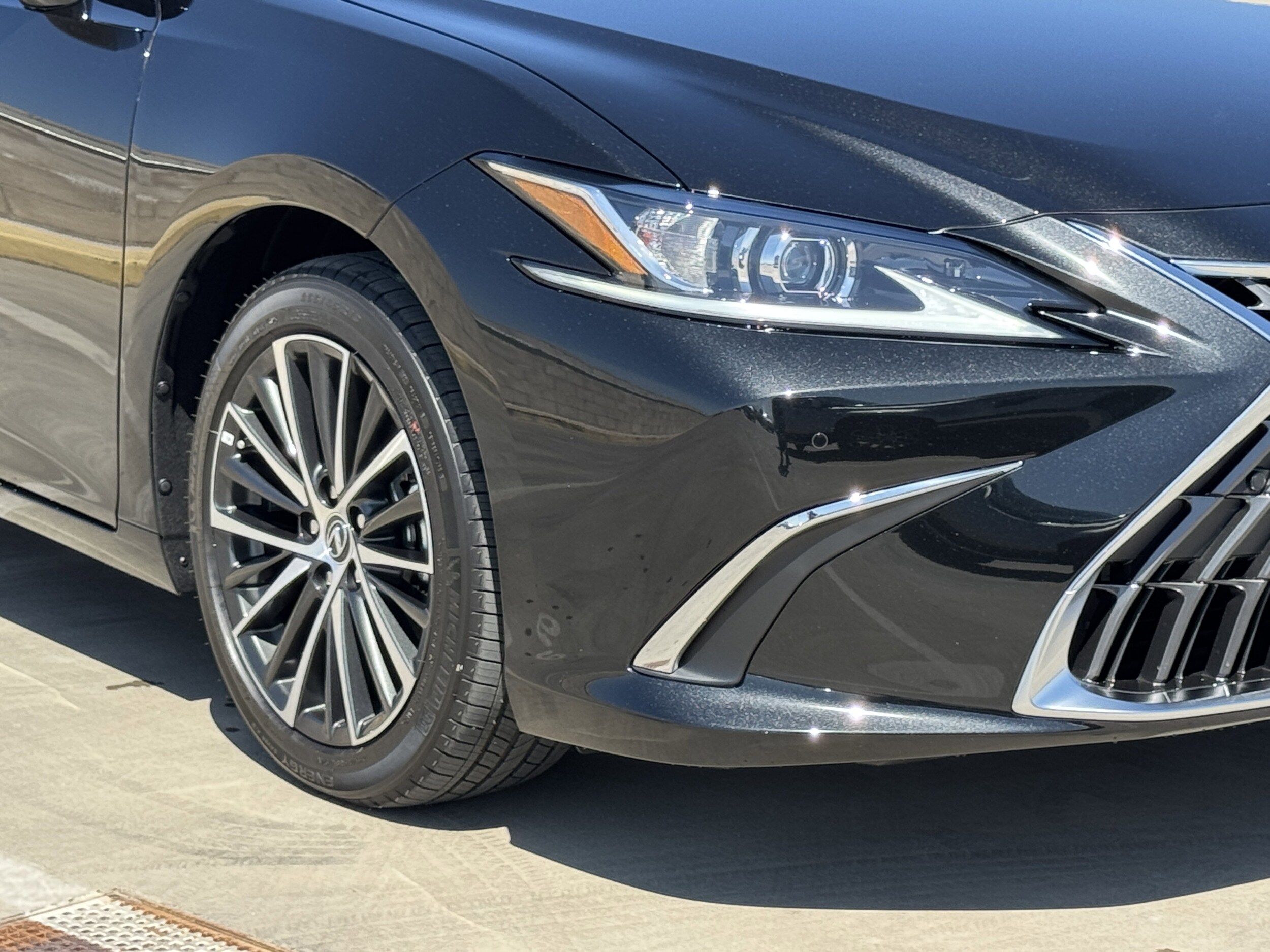 2025 Lexus ES 300h Premium photo 3