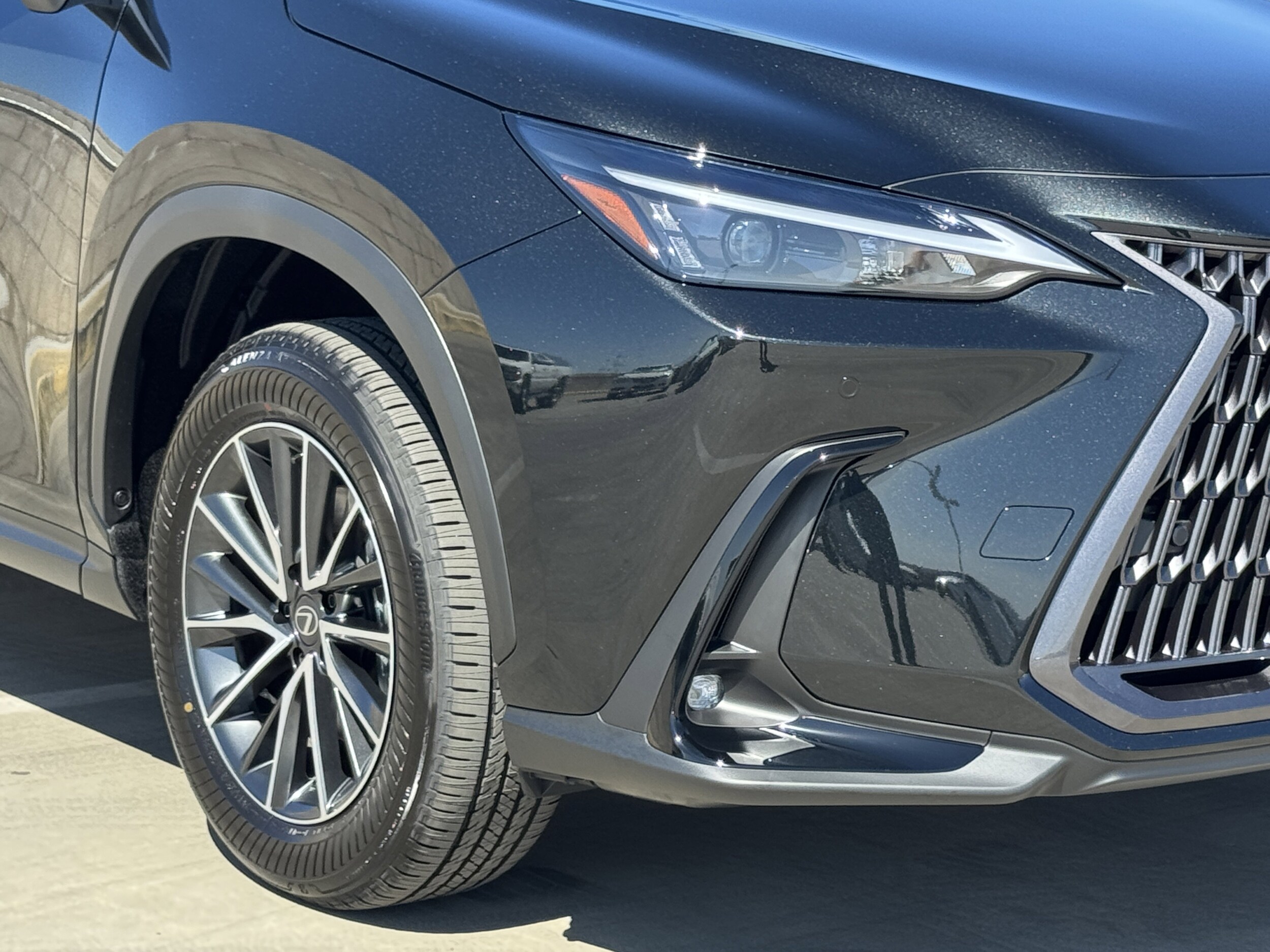 2026 Lexus NX 350h Premium photo 3
