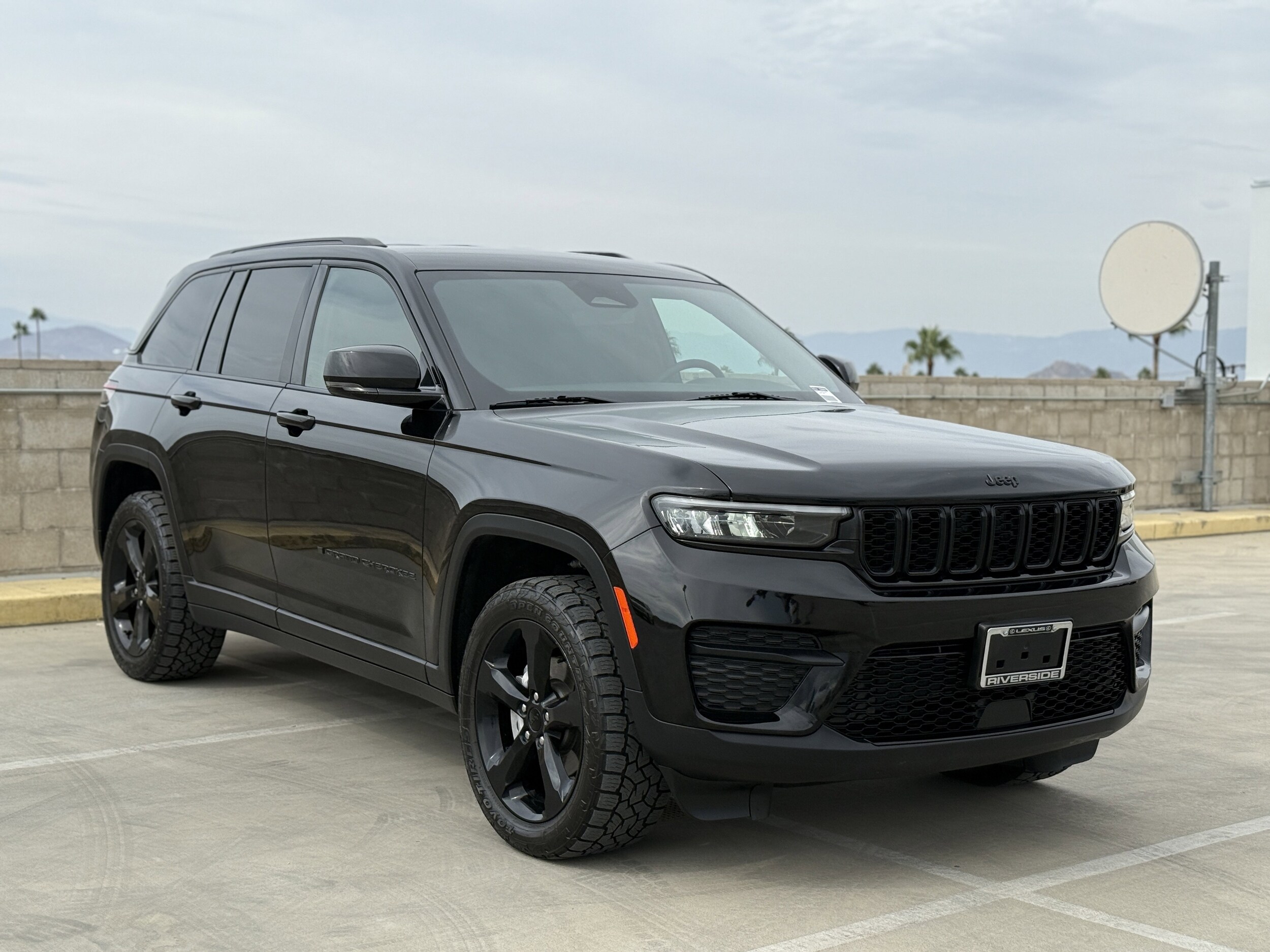 2023 Jeep Grand Cherokee Laredo photo 2