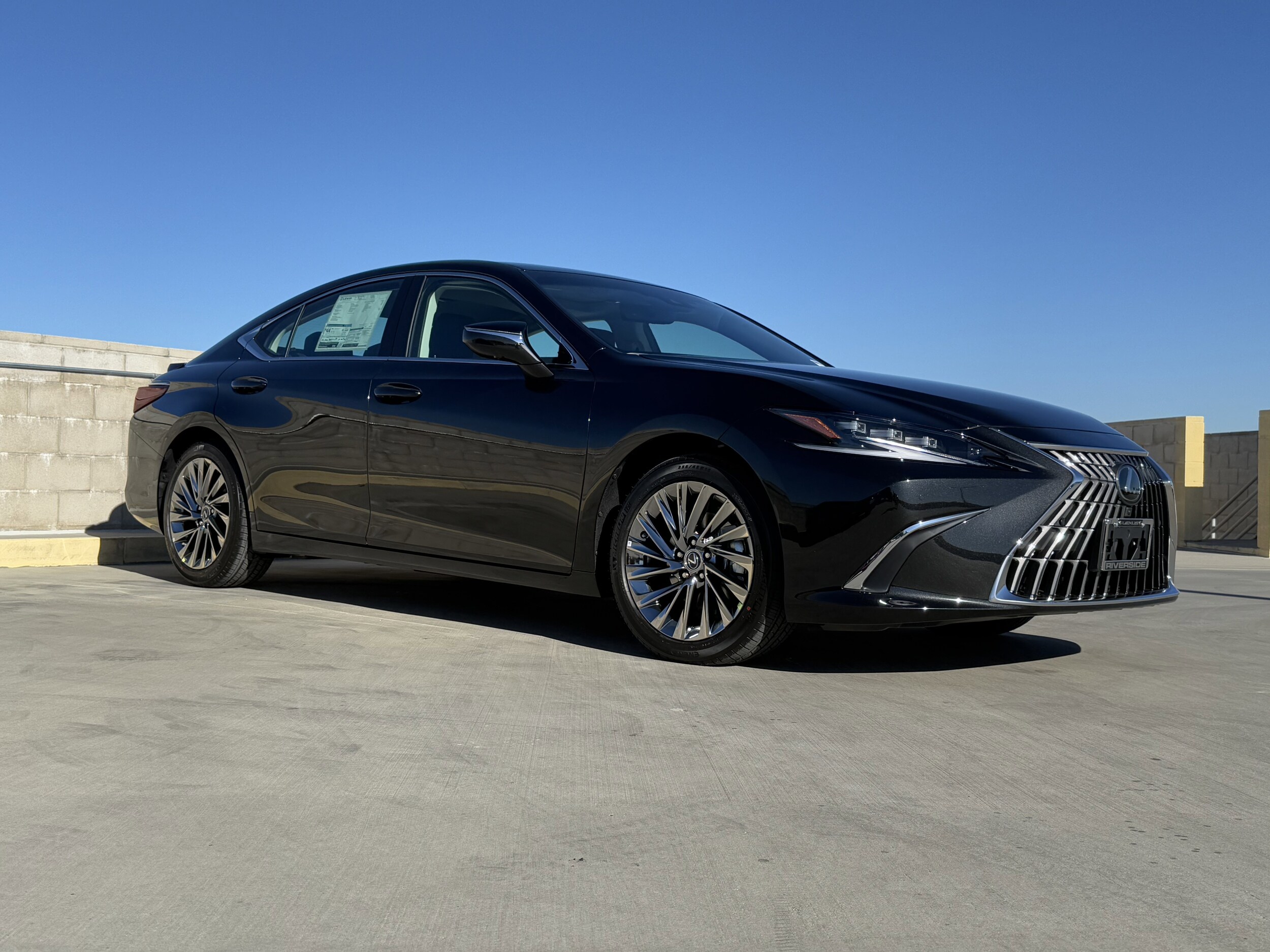 2025 Lexus ES 300h Luxury photo 2