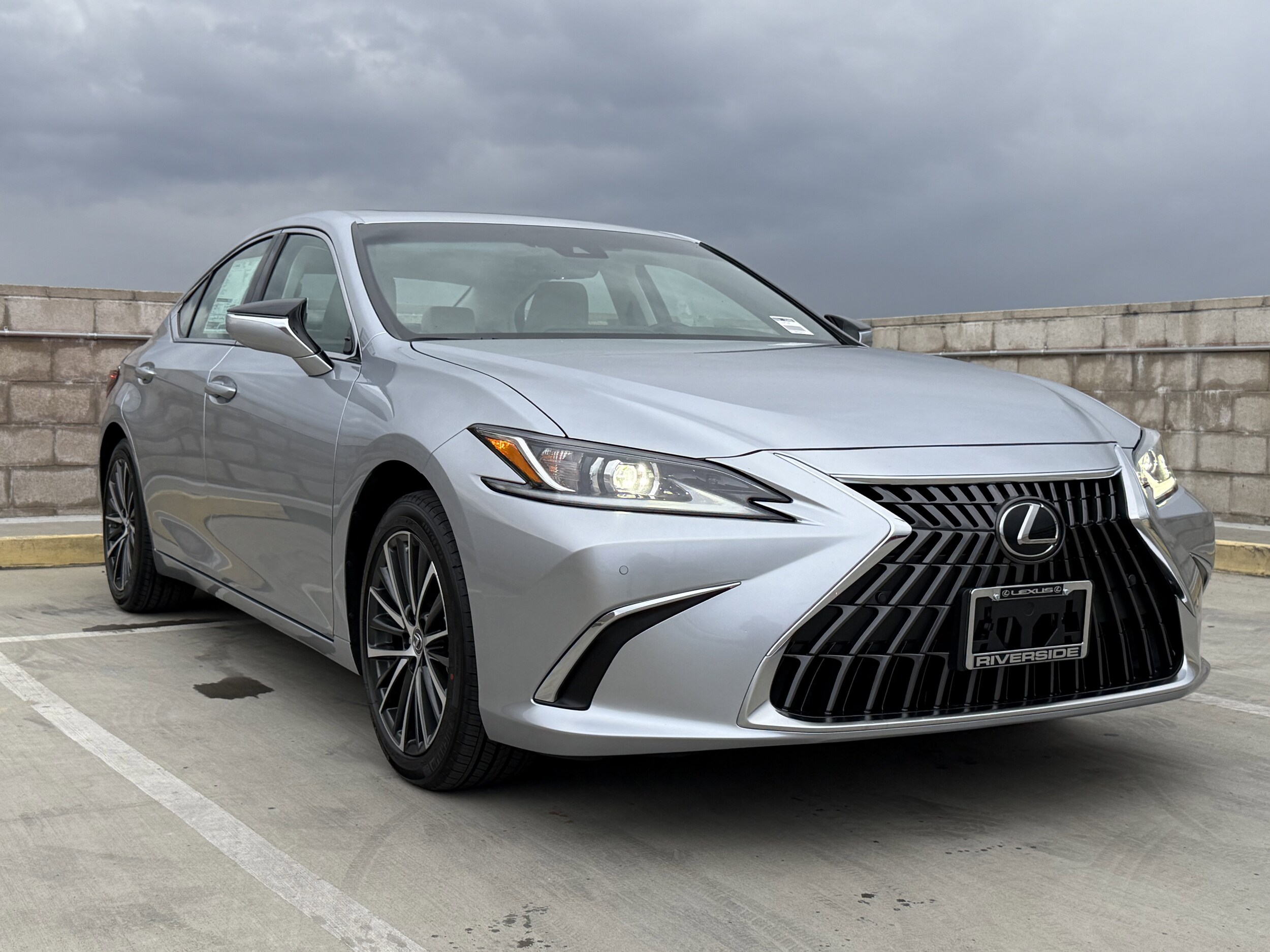 2025 Lexus ES 350 photo 2