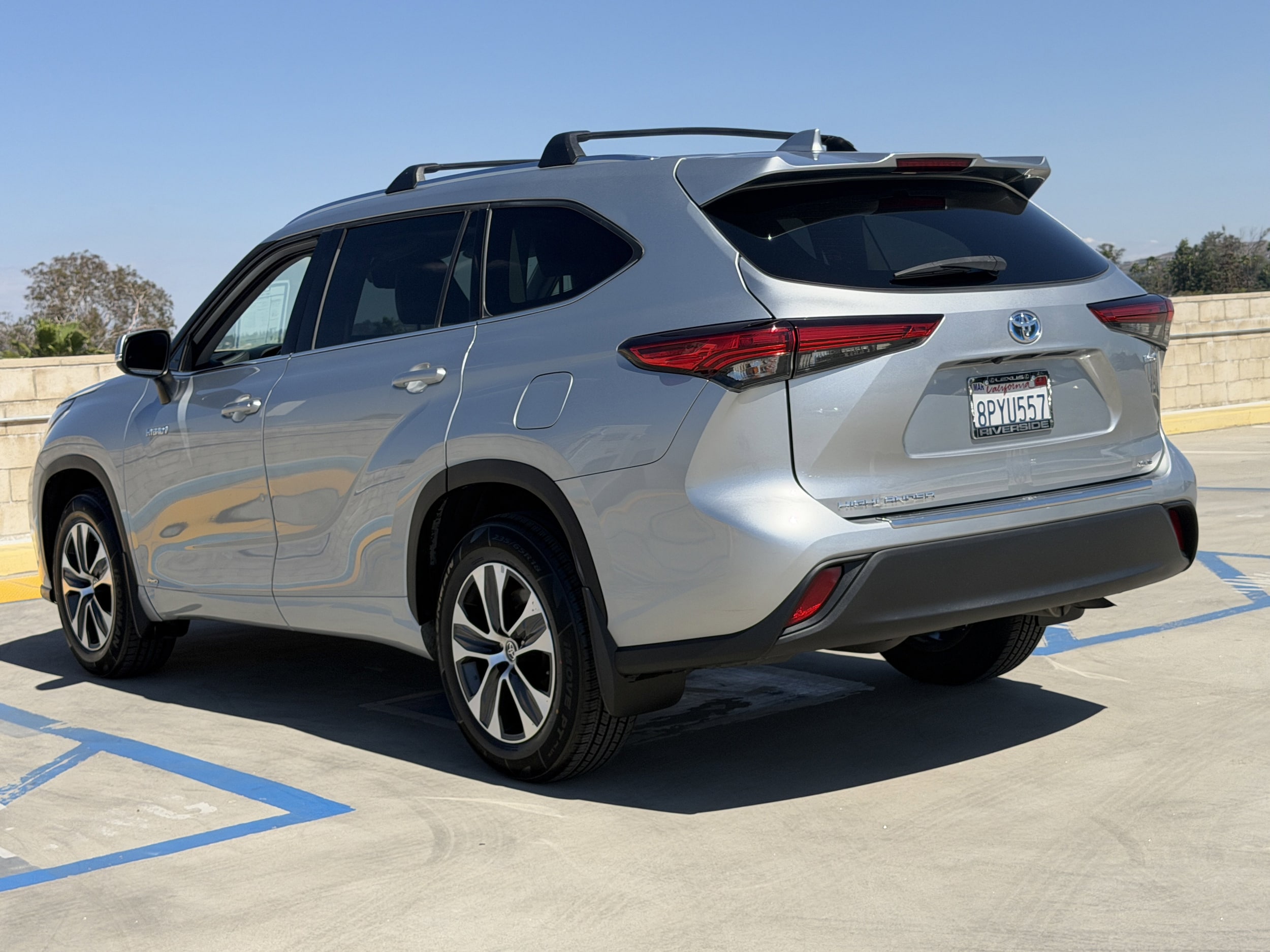 2020 Toyota Highlander Hybrid XLE photo 3