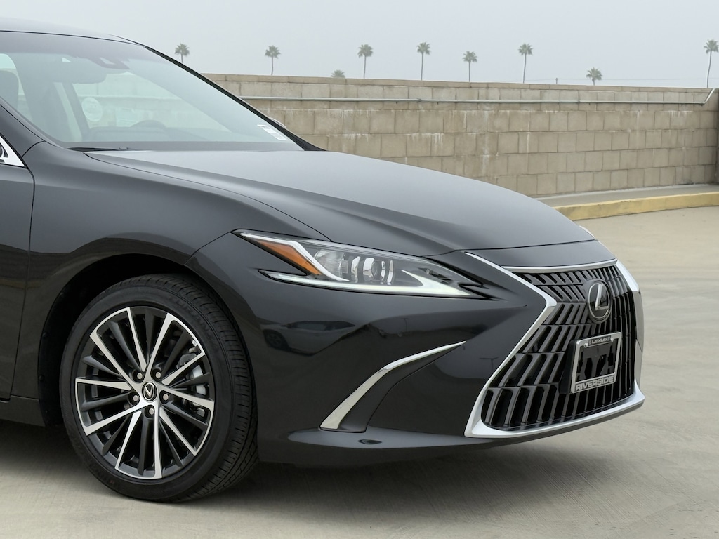 New 2025 Lexus ES 300h  SEDAN