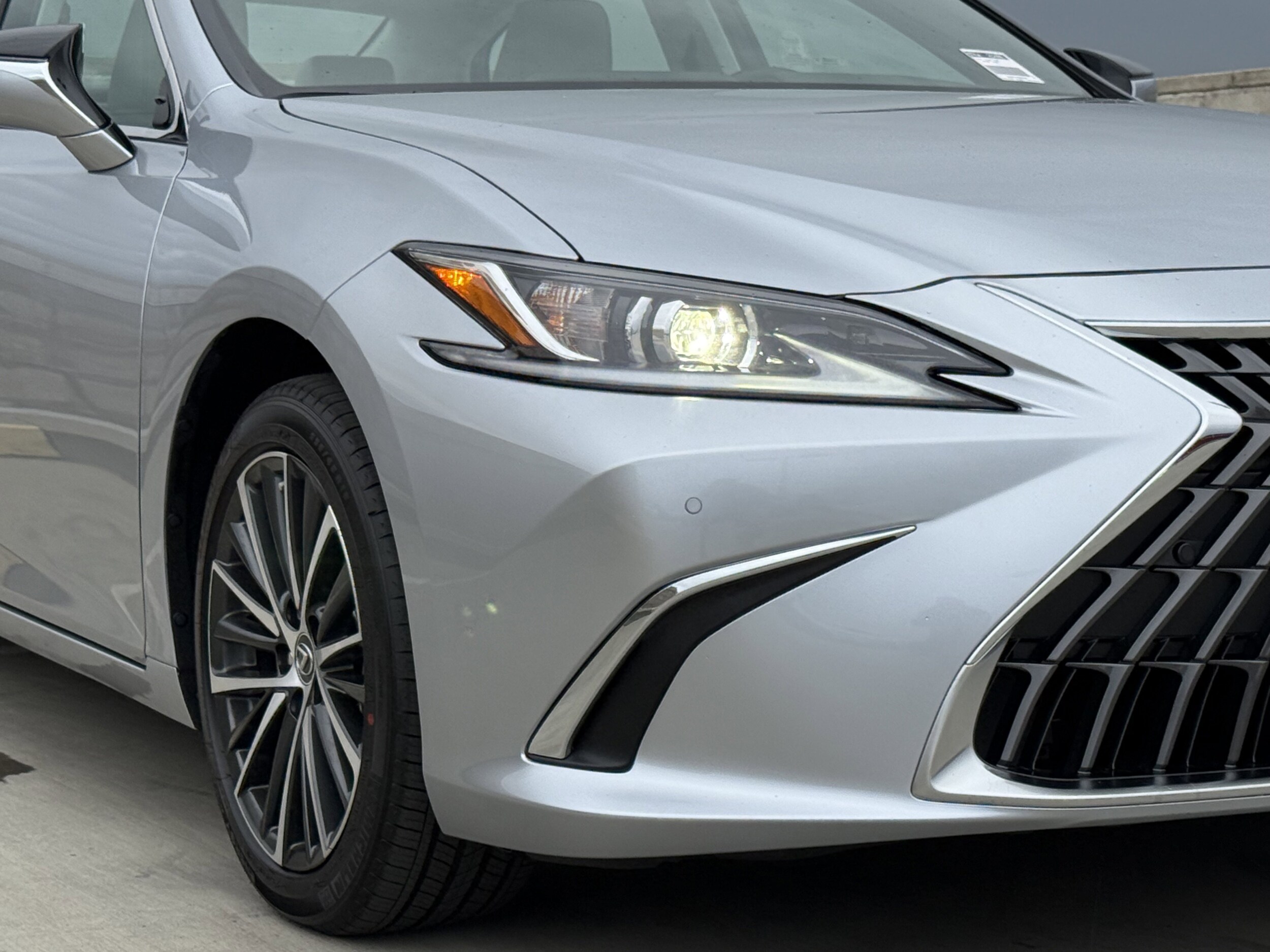 2025 Lexus ES 350 photo 4