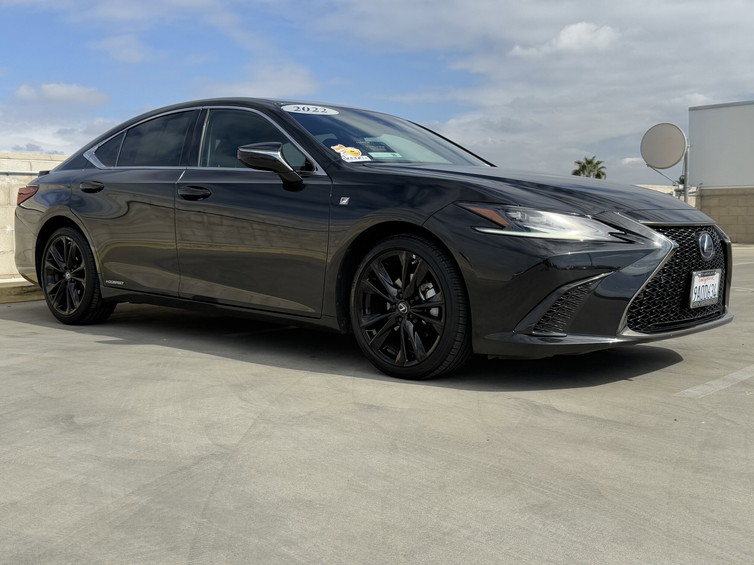 2022 Lexus ES 300h F SPORT photo 2