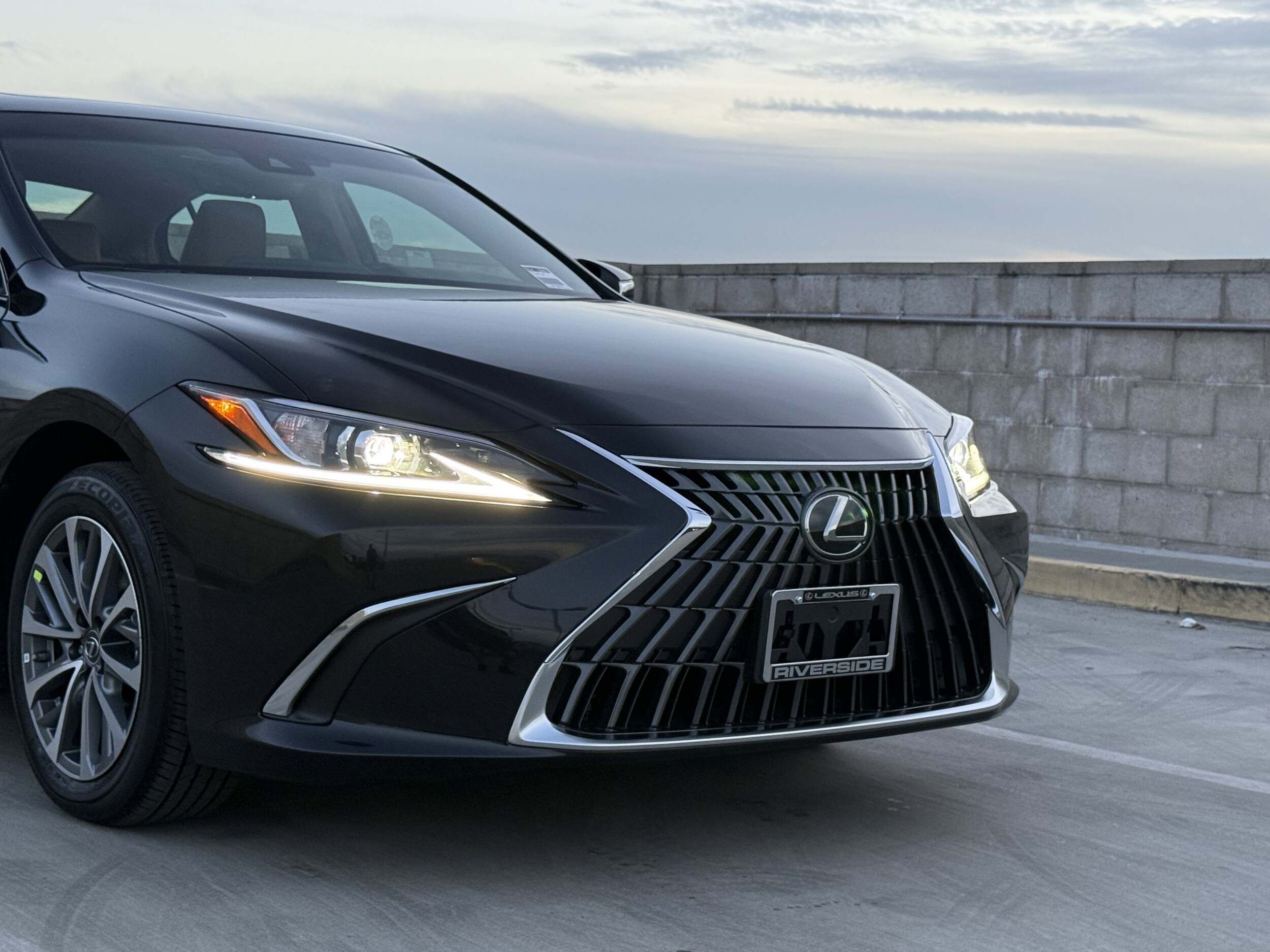 2025 Lexus ES 350 photo 3