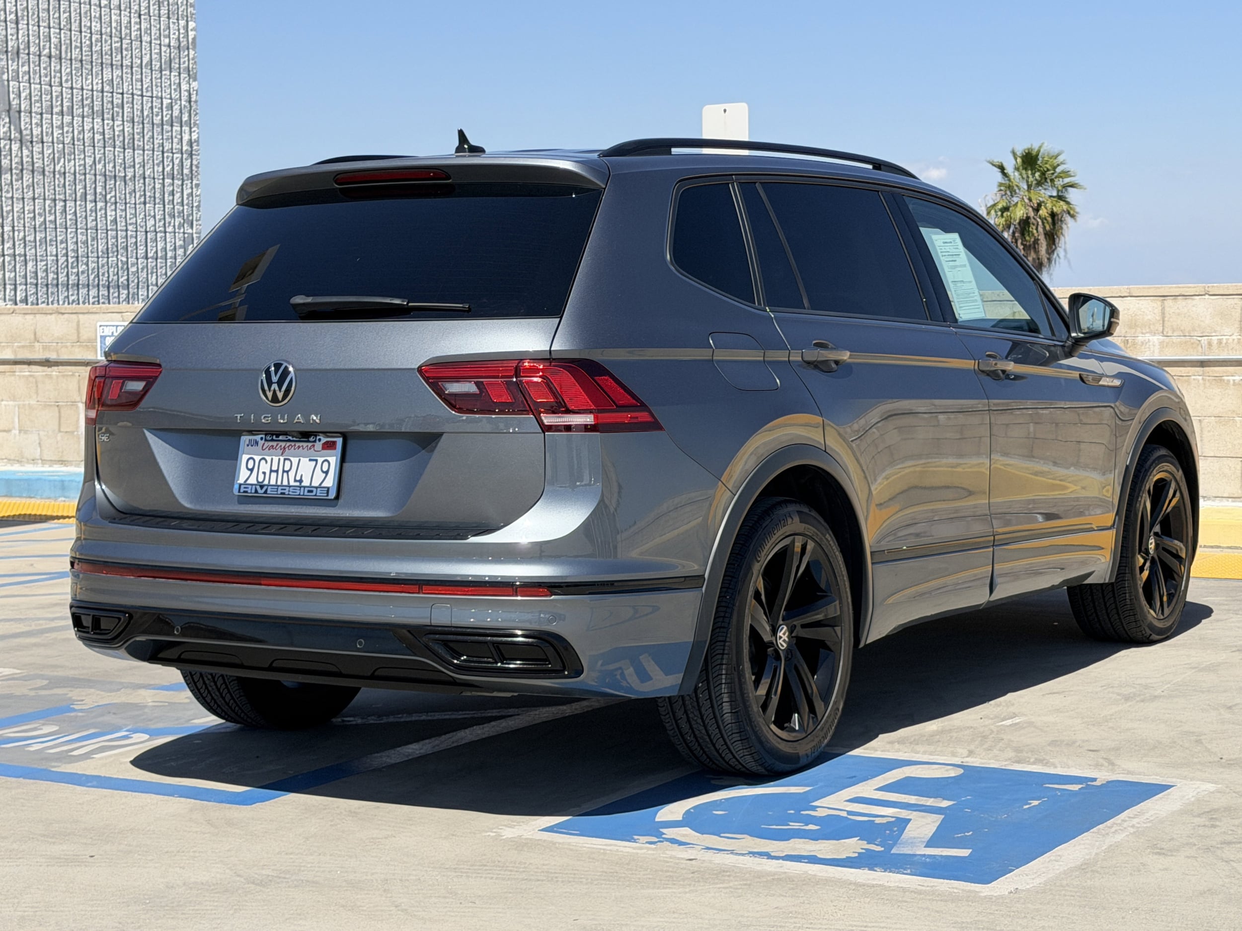 2023 Volkswagen Tiguan 2.0T SE R-Line Black photo 3