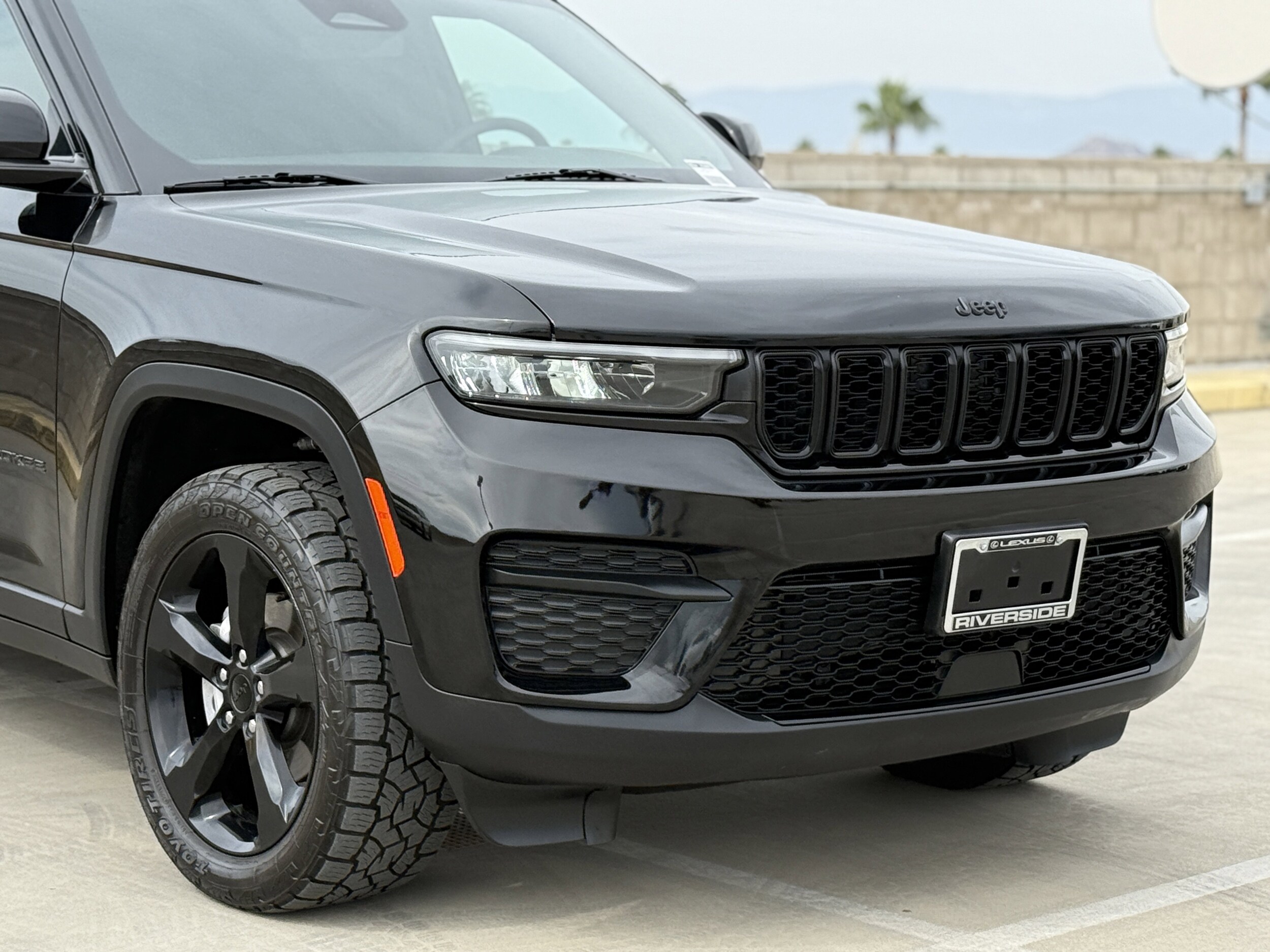 2023 Jeep Grand Cherokee Laredo photo 3