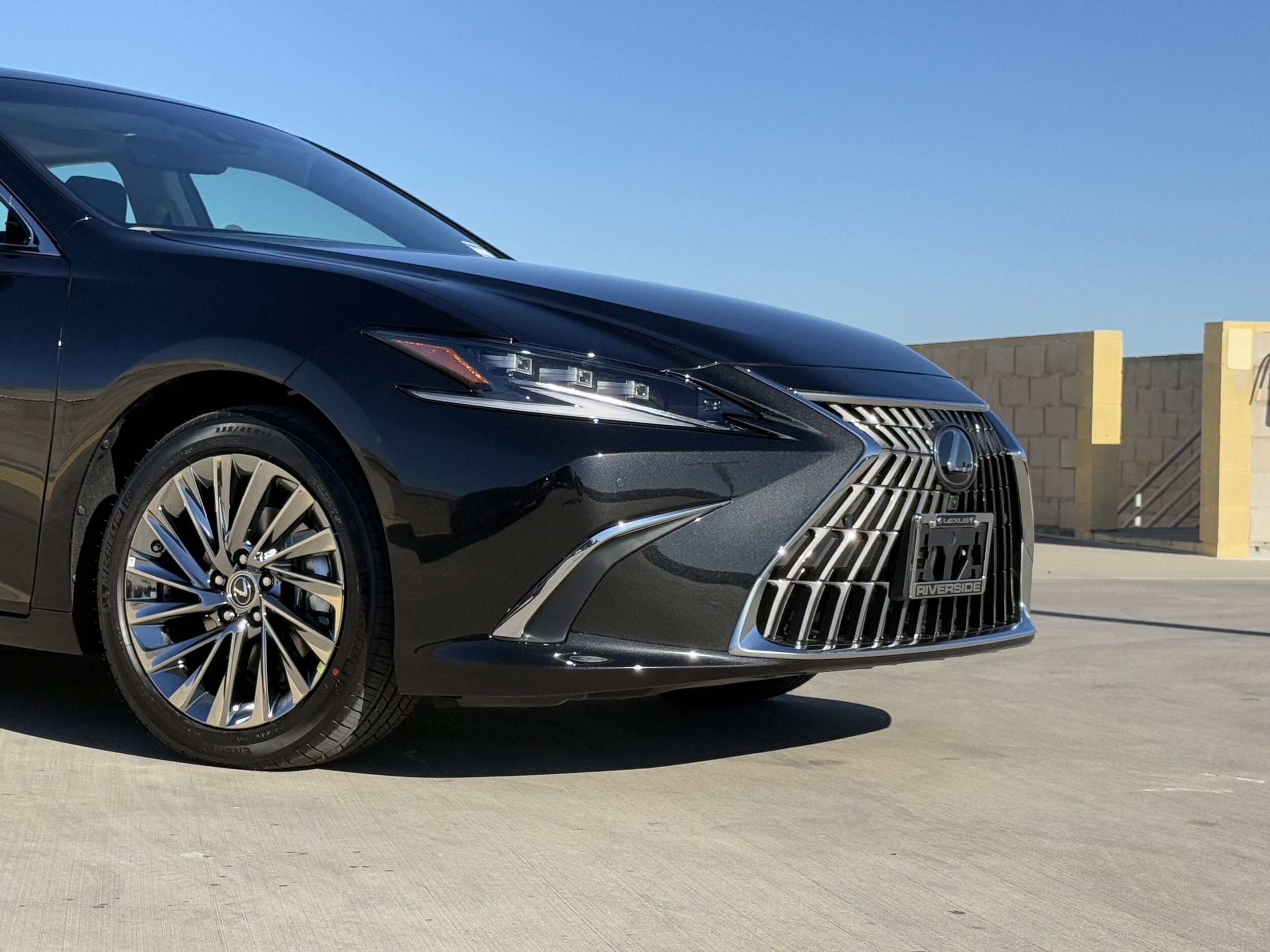 2025 Lexus ES 300h Luxury photo 3