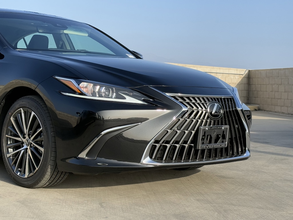 New 2025 Lexus ES 300h SEDAN