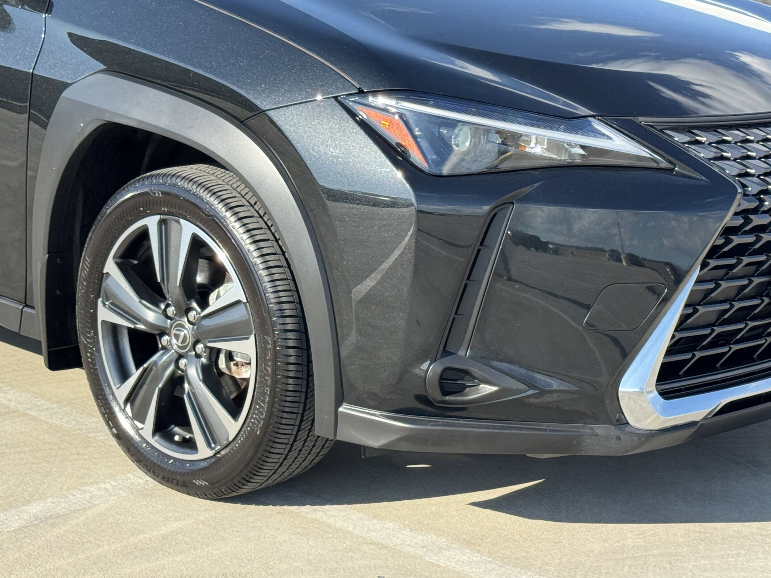 2025 Lexus UX photo 4