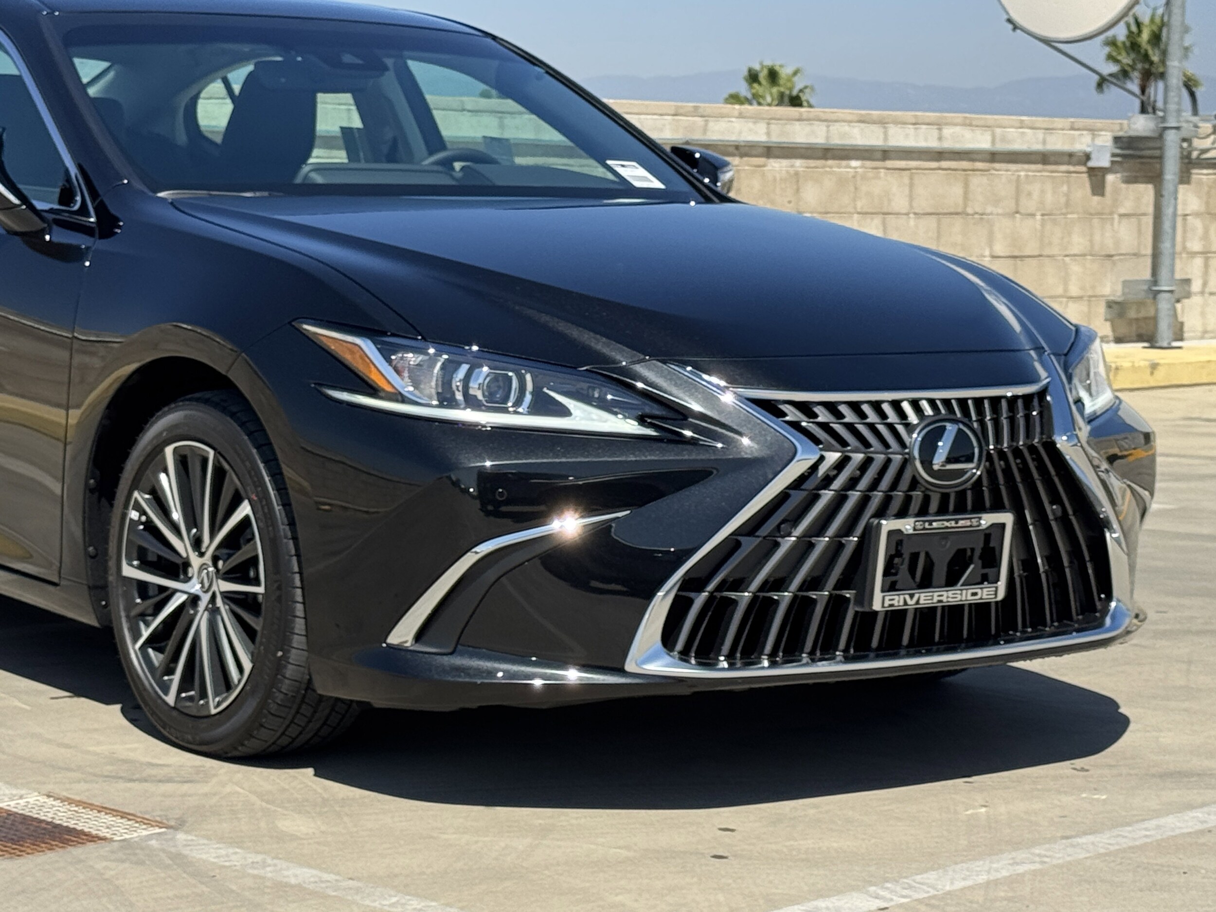 2025 Lexus ES 300h Premium photo 2