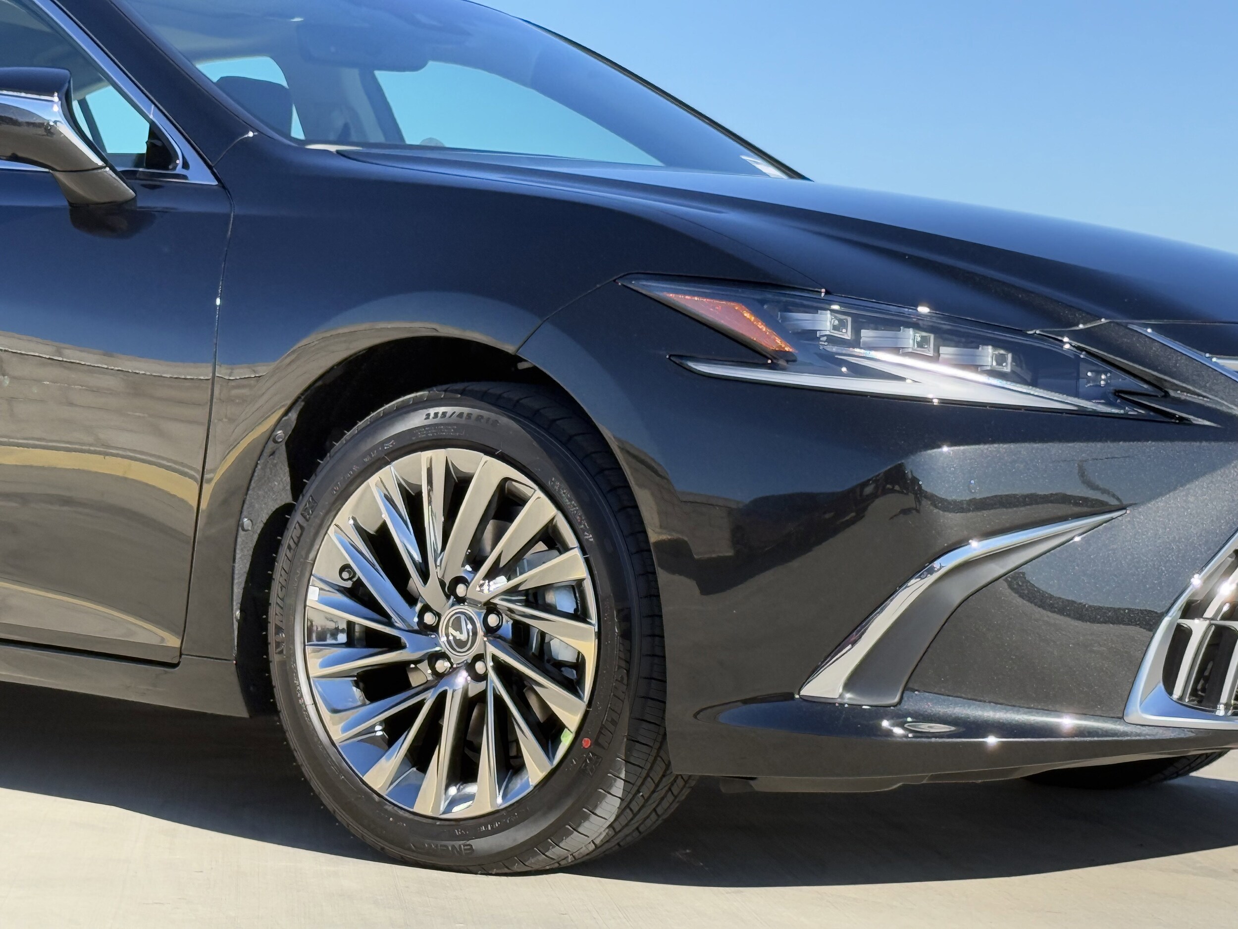 2025 Lexus ES 300h Luxury photo 4