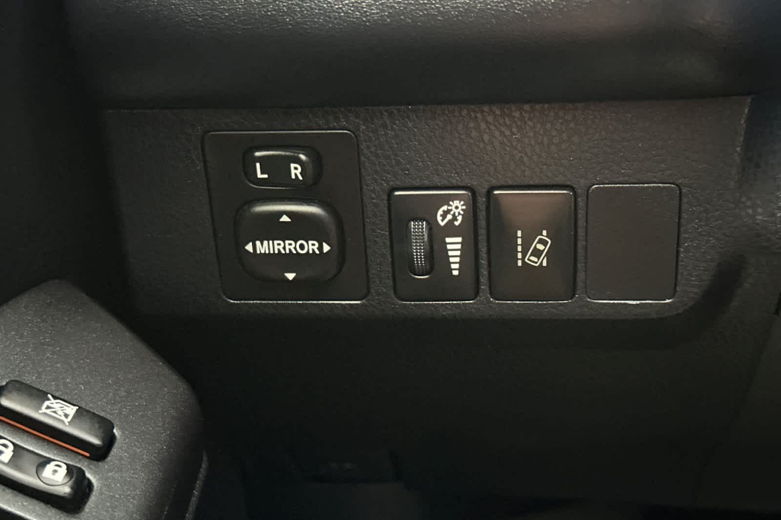 Thumbnail: 2018 Toyota RAV4 - 29