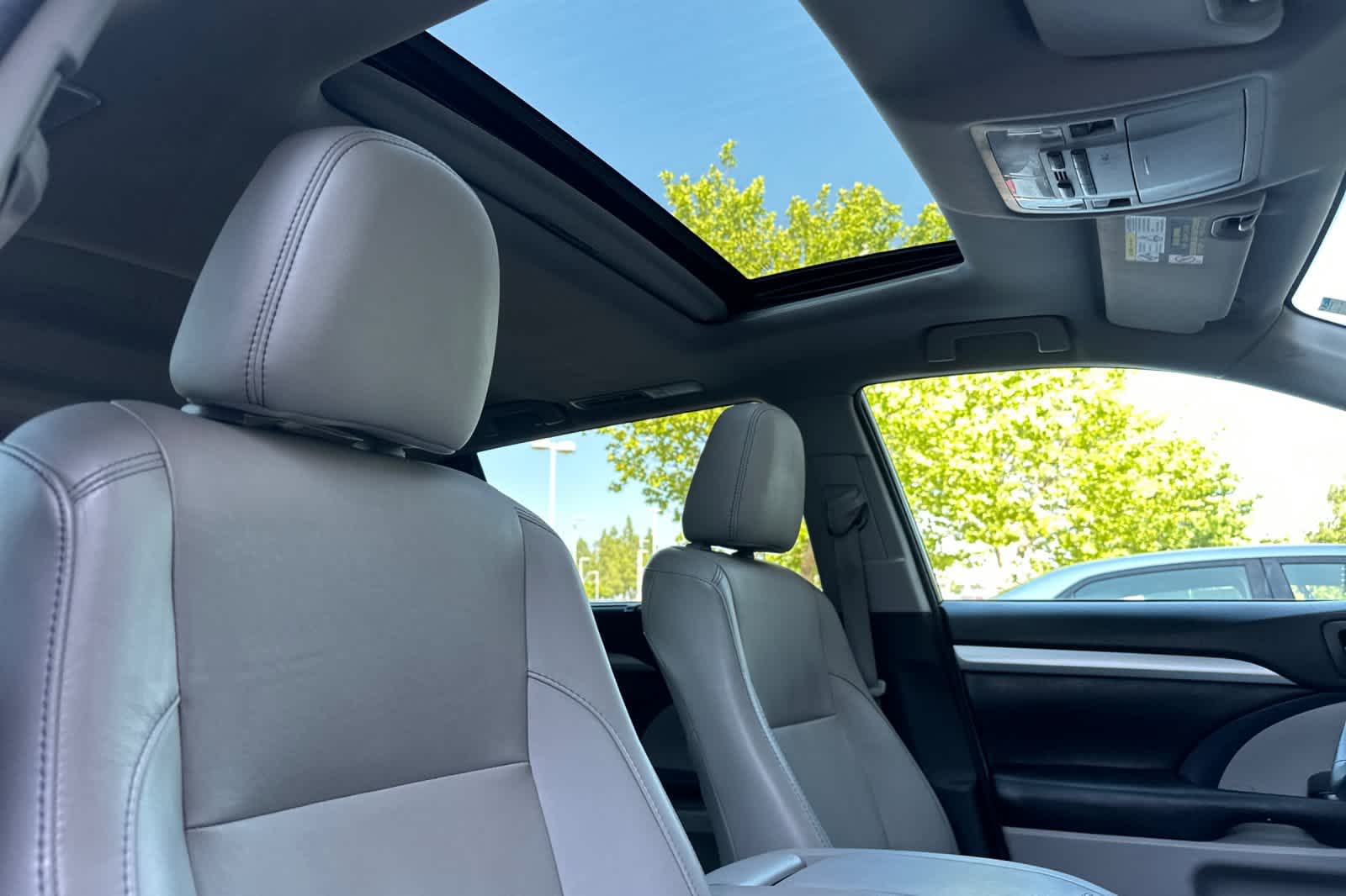 Thumbnail: 2016 Toyota Highlander - 18