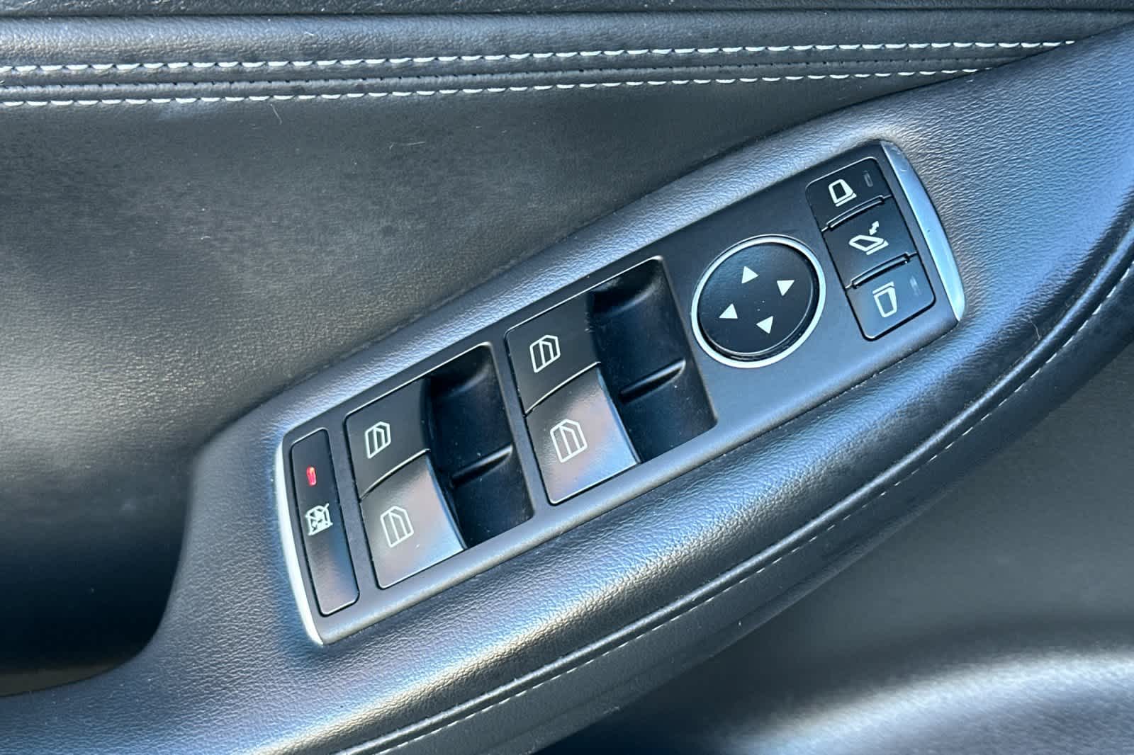 Thumbnail: 2018 INFINITI QX30 - 13