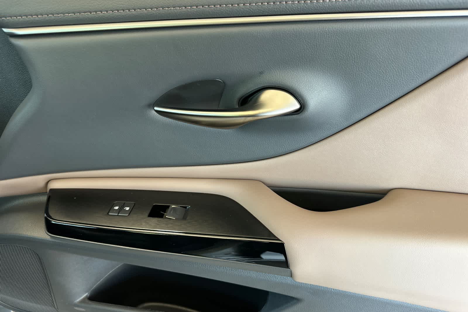 Thumbnail: 2025 Lexus ES - 18