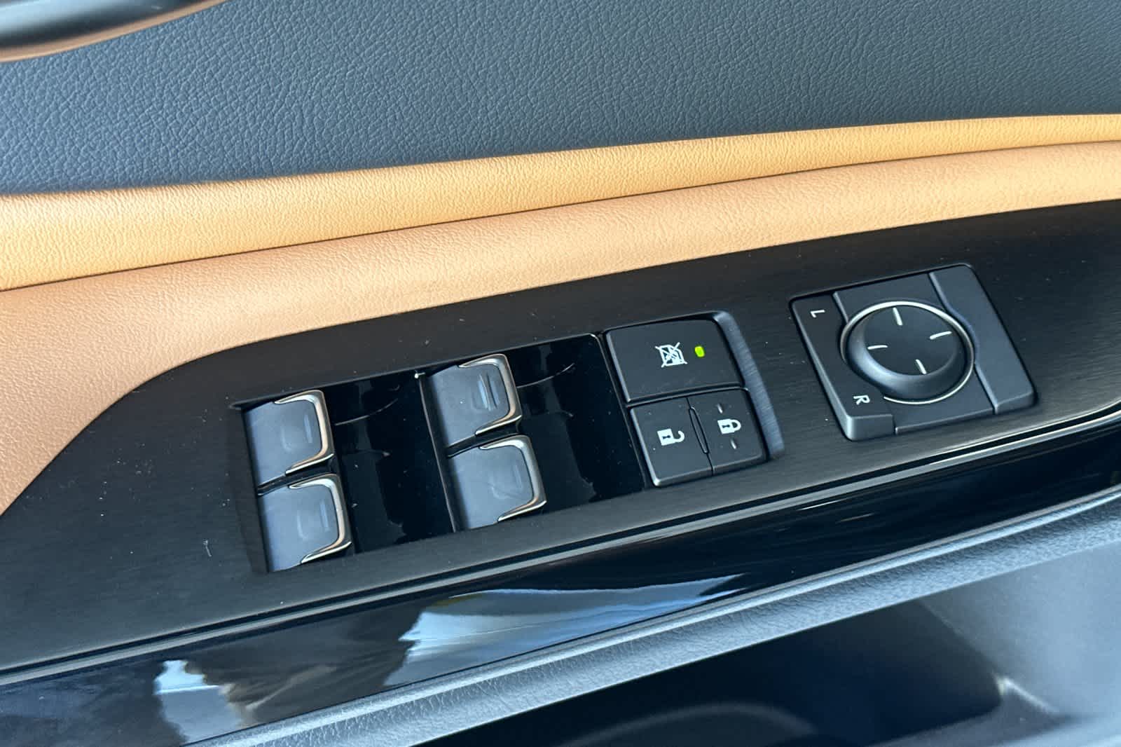 Thumbnail: 2025 Lexus ES - 13