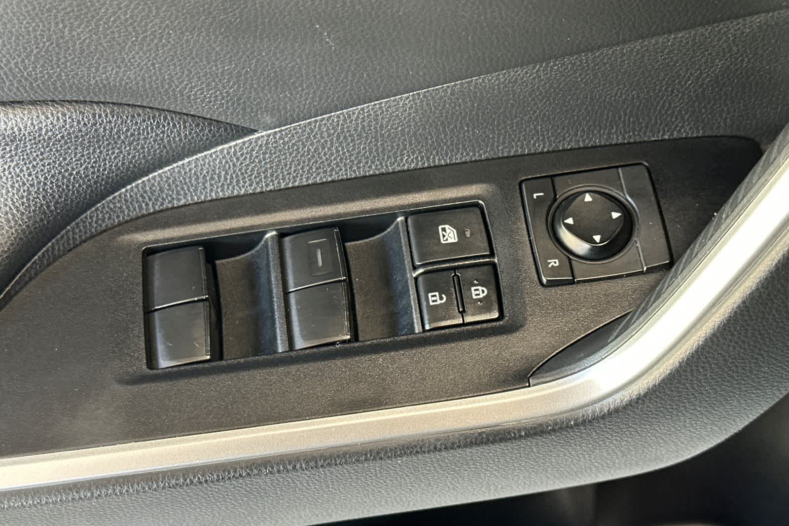 Thumbnail: 2020 Toyota RAV4 - 12